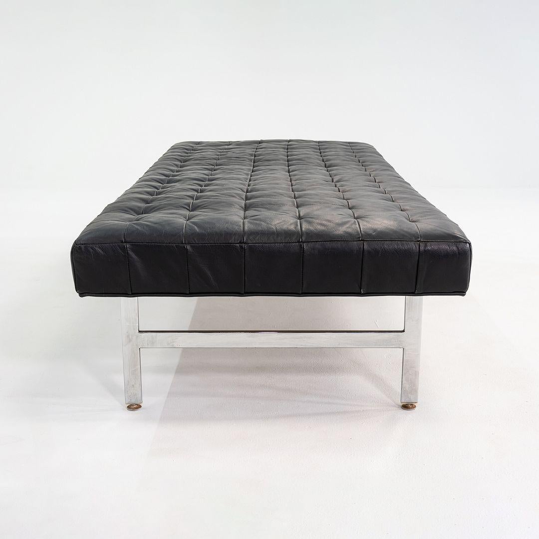 Acier Banc de musée moderniste en cuir noir et acier des années 1960 73x31 en vente