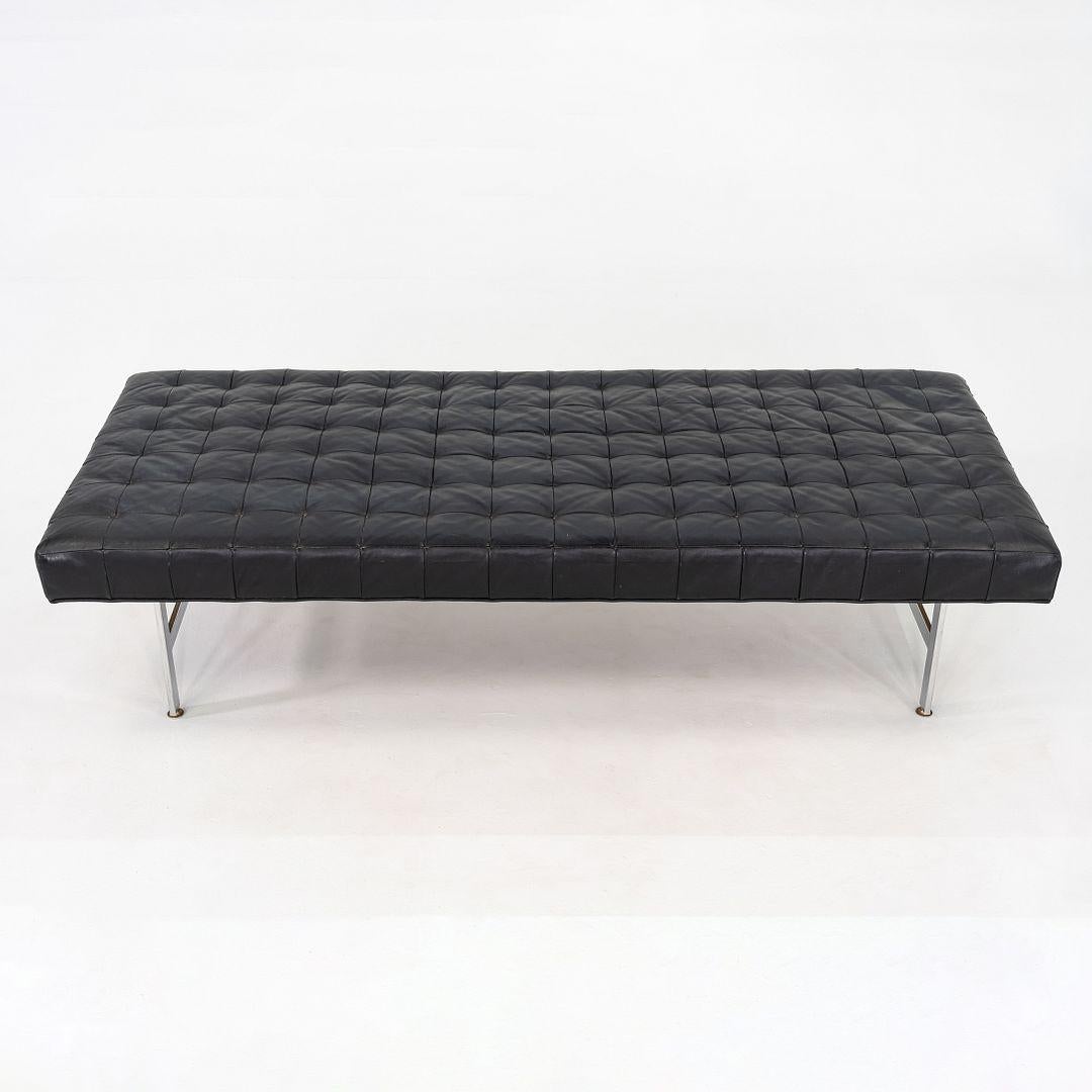 Banc de musée moderniste en cuir noir et acier des années 1960 73x31 en vente 1