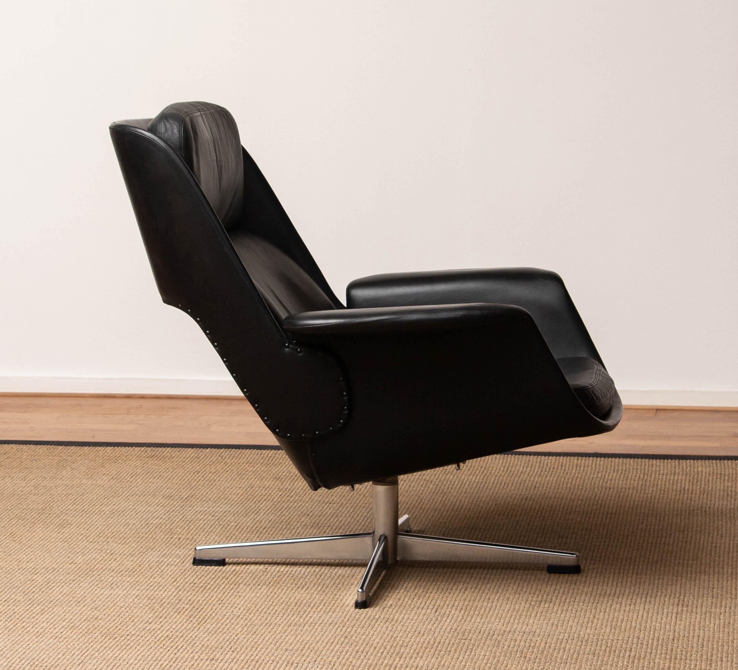 Beautiful moderen swivel chair, model 'Rondo', in black leather on a chromed base designed in the 60's by Olli Berg for Asko in Finland. This chair sits and supports great and is in allover good condition.
 