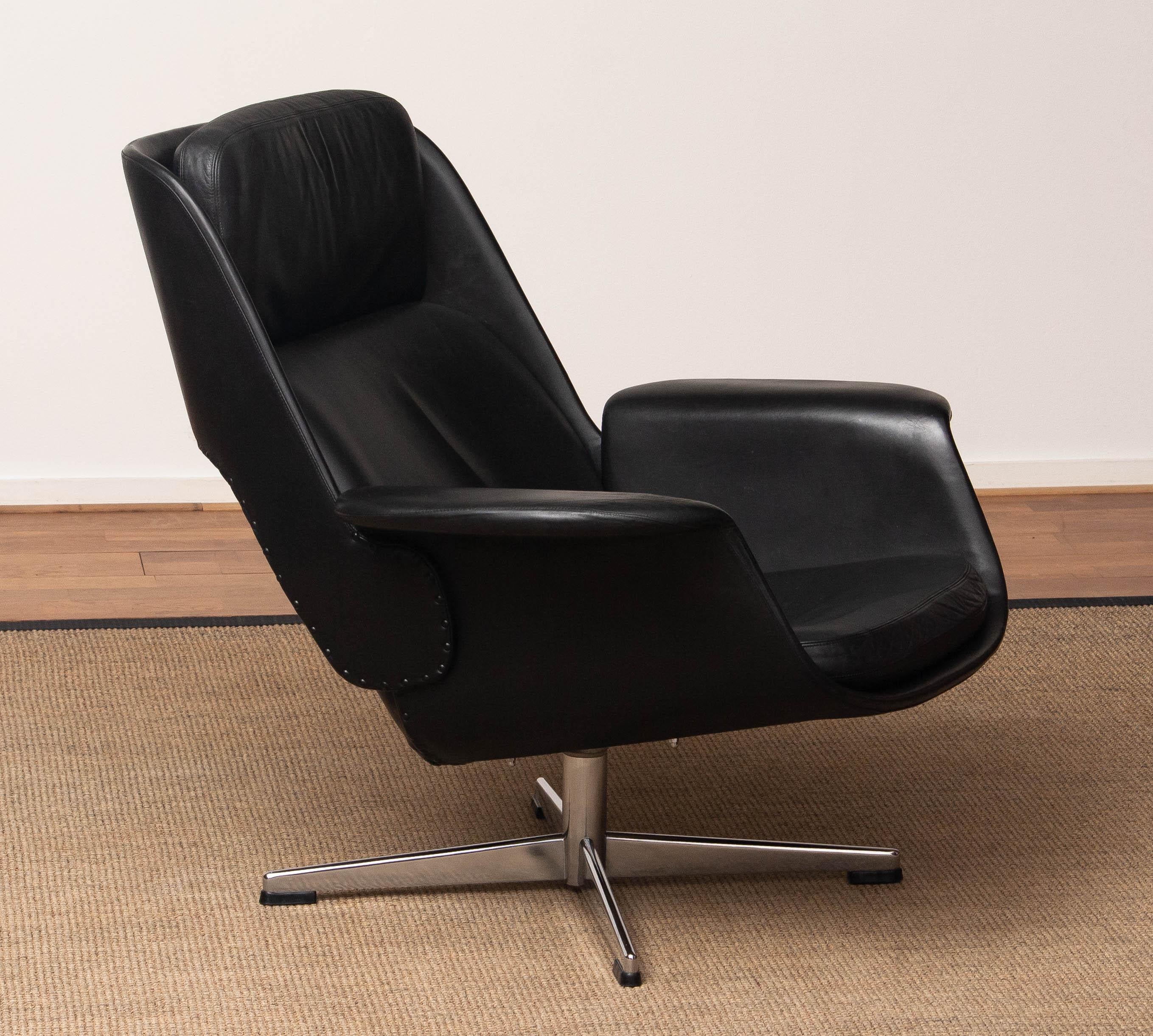 1960's Black Leather 'Rondo' Swivel Chair Designed by Olli Borg for Asko Finland In Good Condition In Silvolde, Gelderland