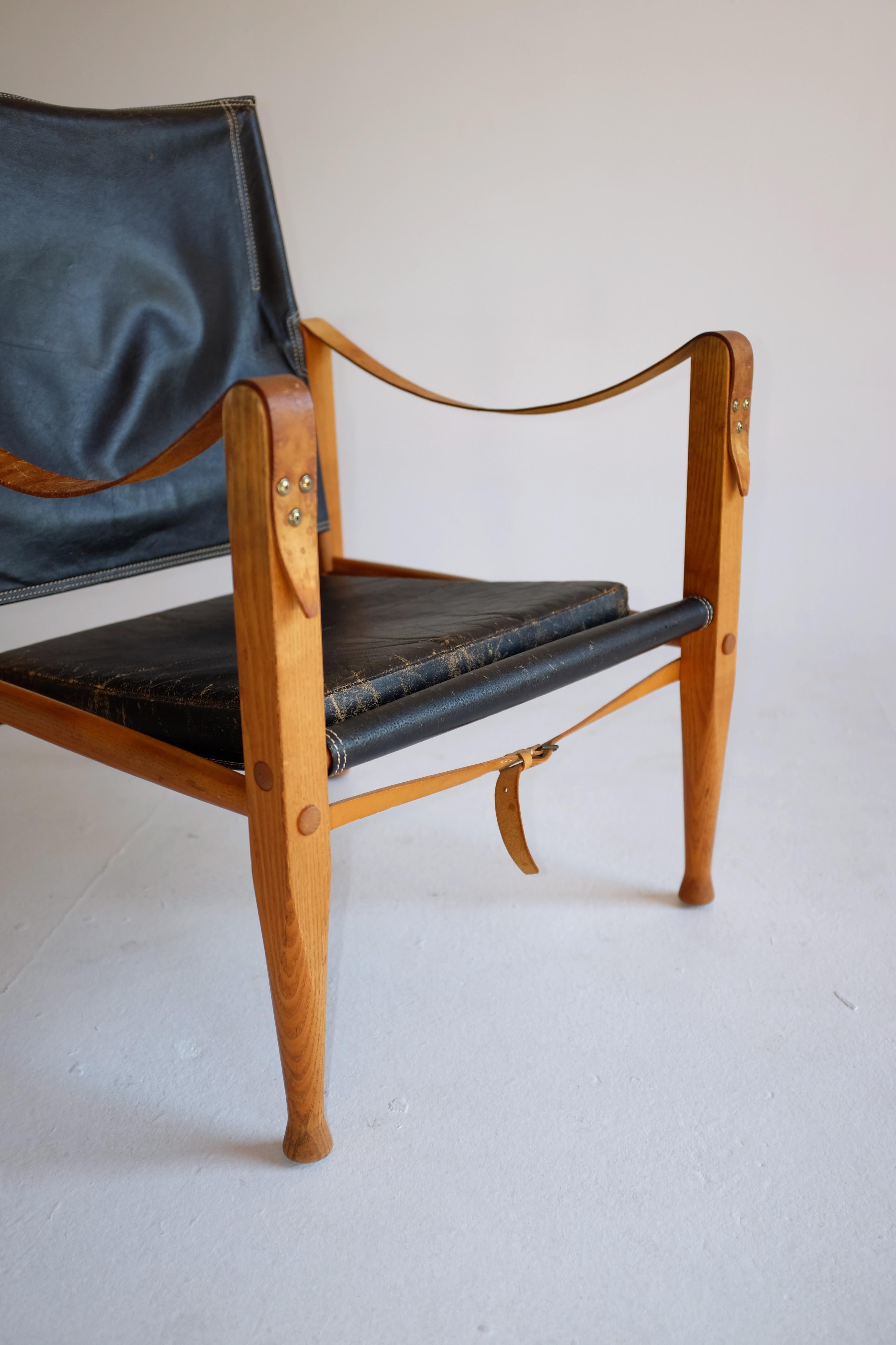 Scandinavian Modern 1960s Black leather Safari chair by Kaare Klint