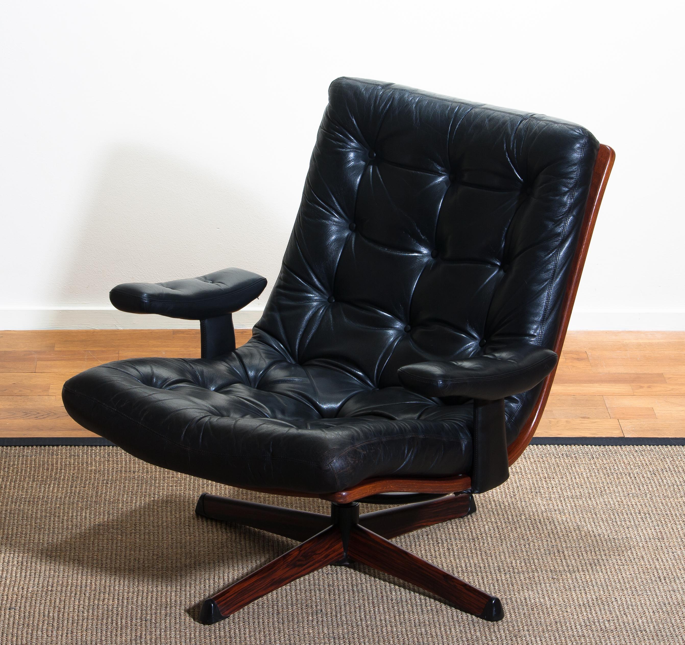 1960s, Black Leather Swivel Chair with Jakaranda Stand by Göte Design Nässjö In Good Condition In Silvolde, Gelderland