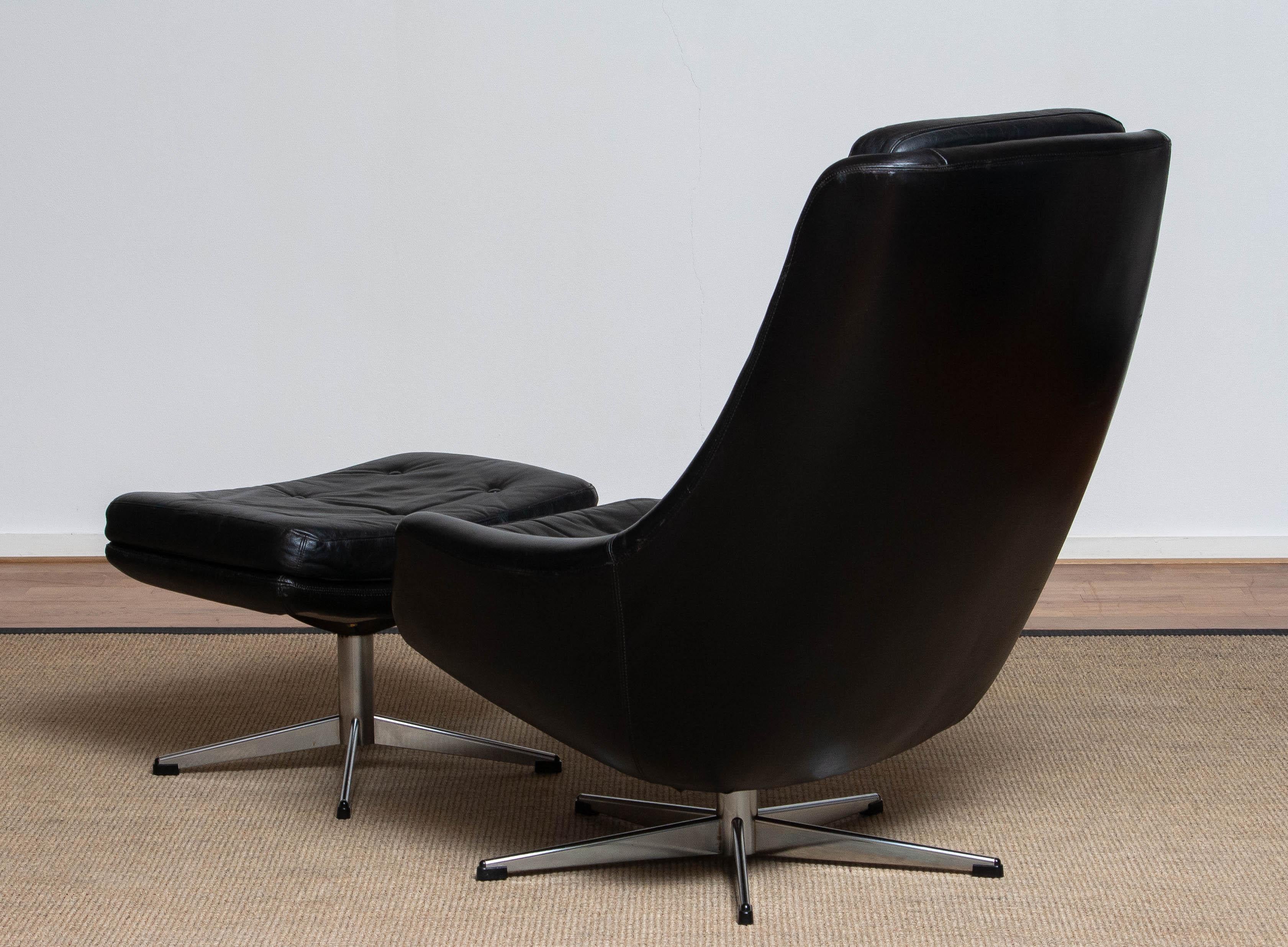 1960s Black Leather Swivel Chair with Matching Ottoman by H.W. Klein for Bramin In Good Condition In Silvolde, Gelderland