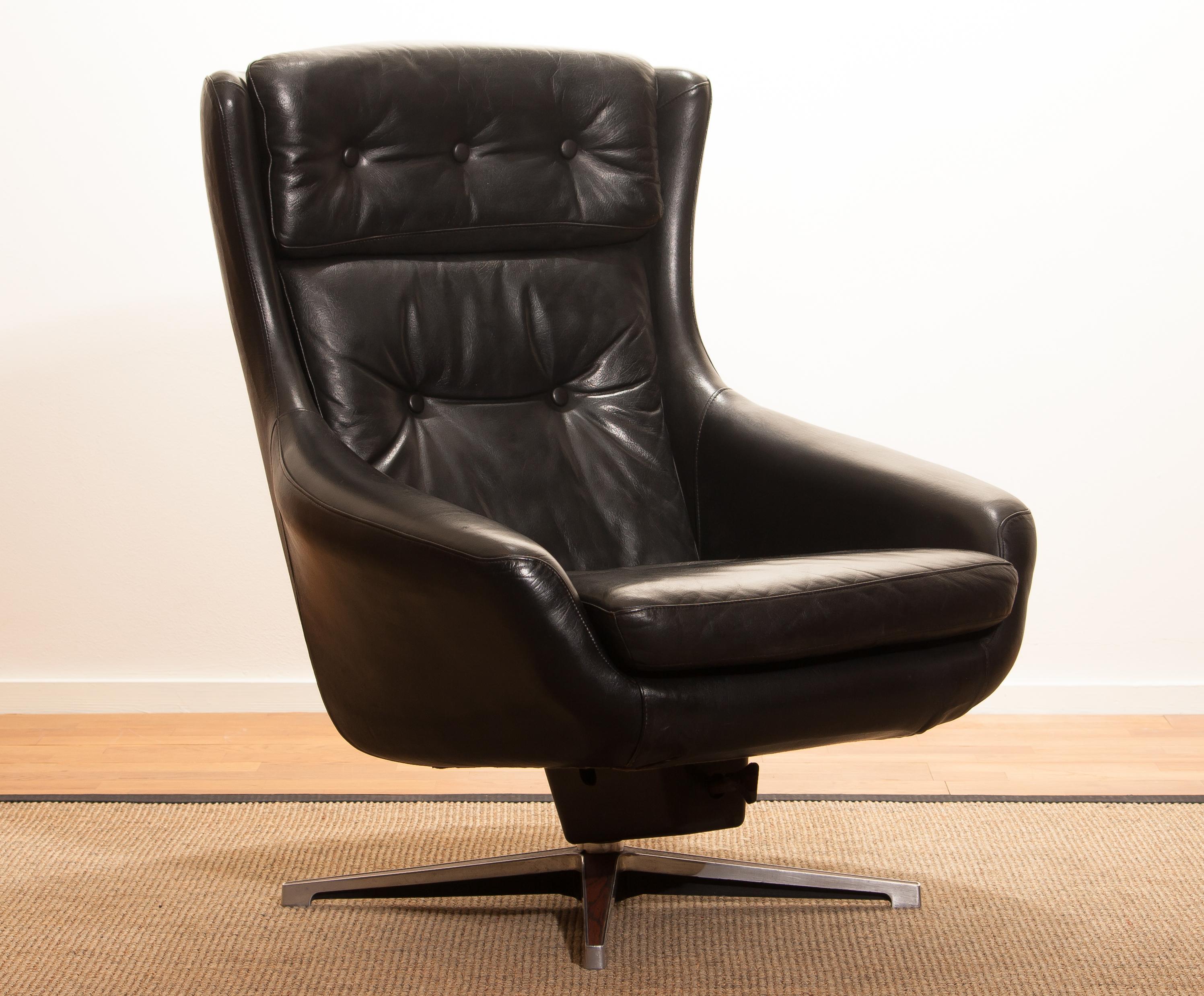 Beautiful swivel lounge chair by Lennart Bender.
This chair is made of a black leather seating on an aluminium/wood print swivel rocking frame.
It is in a very nice condition.
Period 1960s
Dimensions: H 91 cm, W 74 cm, D 70 cm, SH 40 cm.