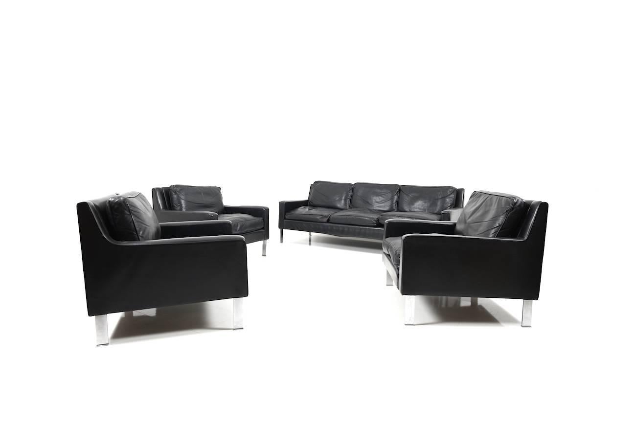 Midcentury black leather Tecta Moebel seating group. The seating group consists of a 3 seater sofa and 3 armchairs. Original cushions with down feather filling. Fine black leather. Legs in chromed steel. 1960s.

Measurements: sofa: 75.0 x 193.5 x