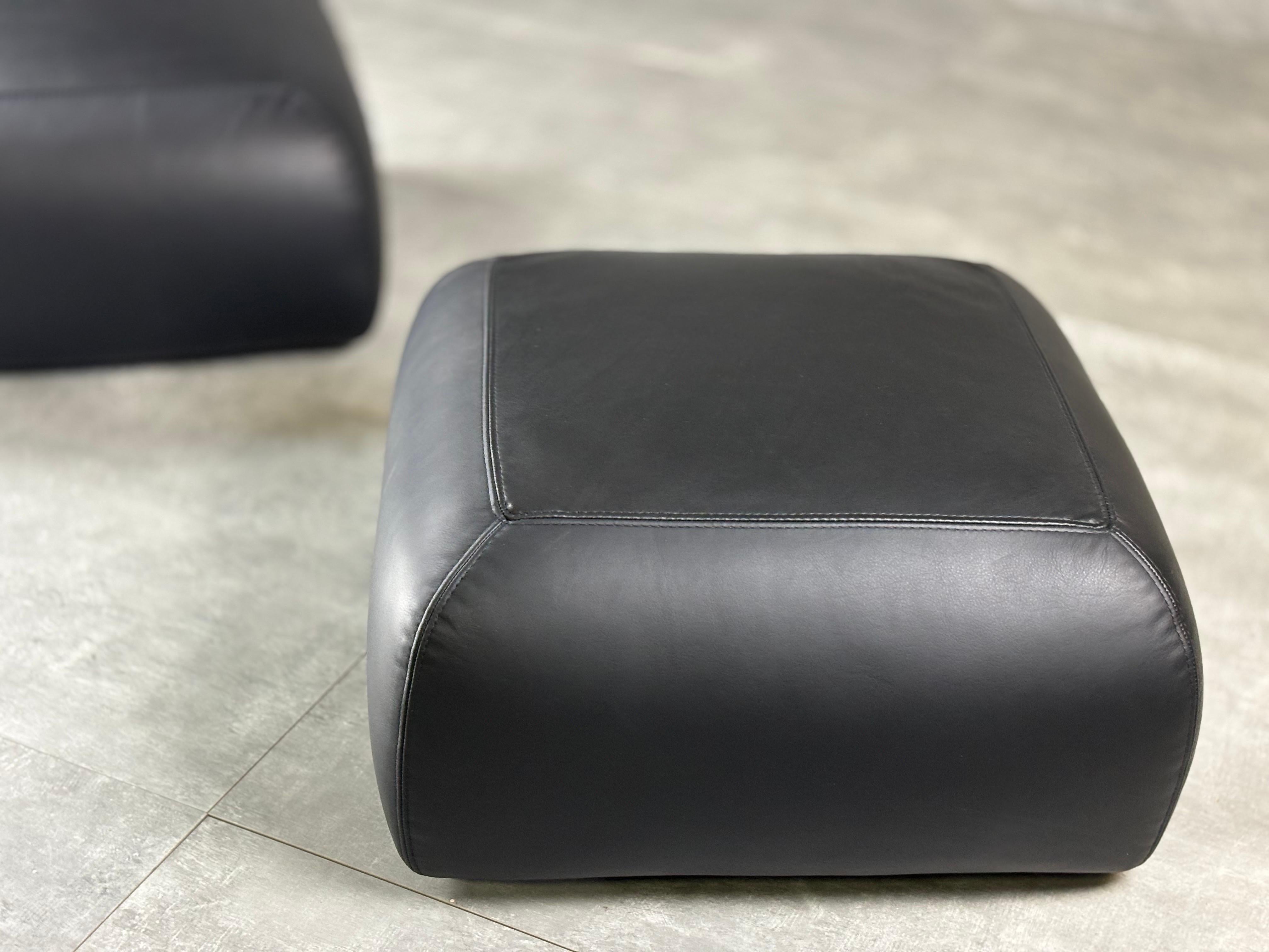 Poufs en cuir noir des années 1960. Nouvellement tapissé. Ensemble de 2.