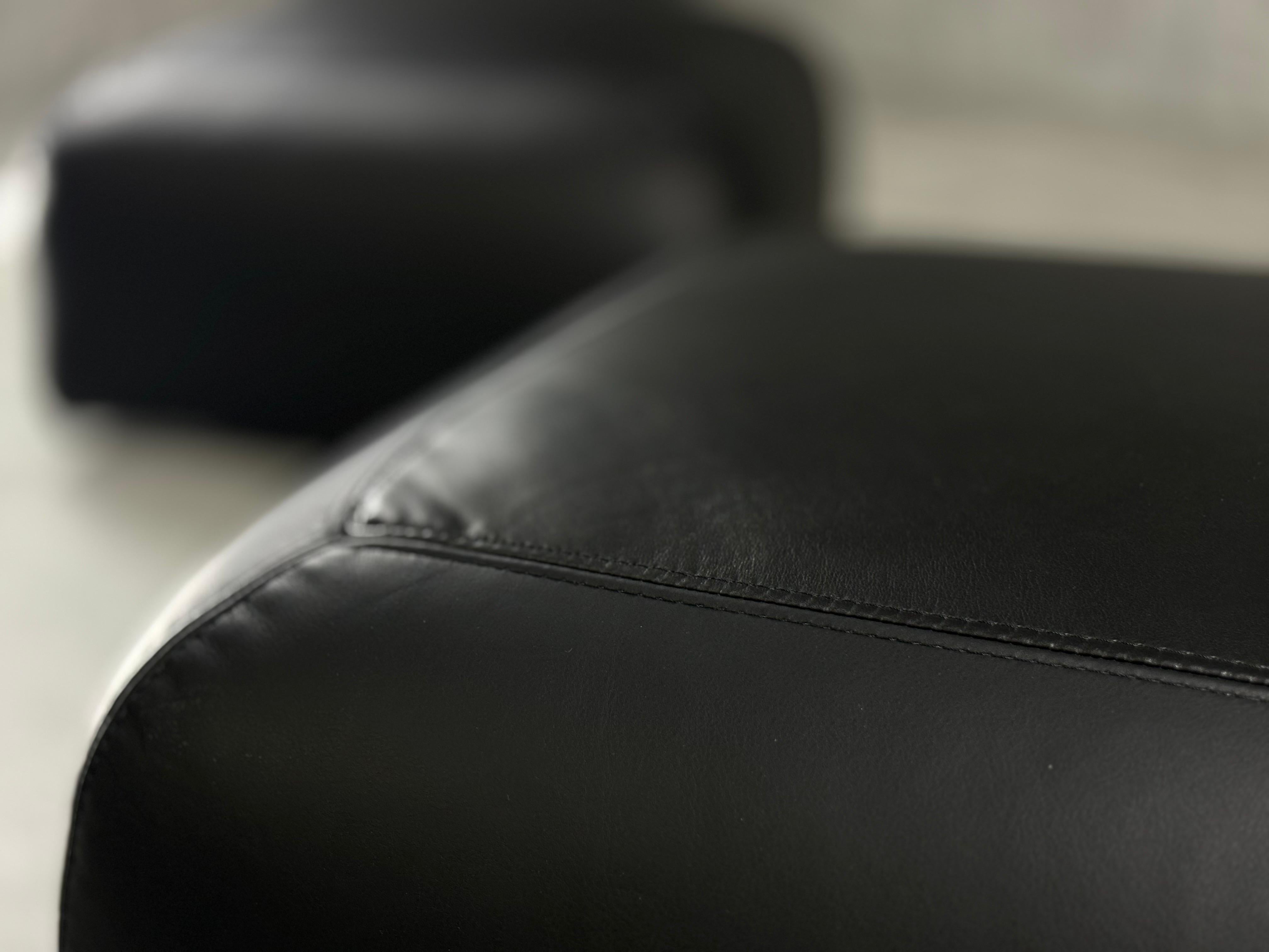 Milieu du XXe siècle Pouf en cuir noir des années 1960, ensemble de 2 en vente
