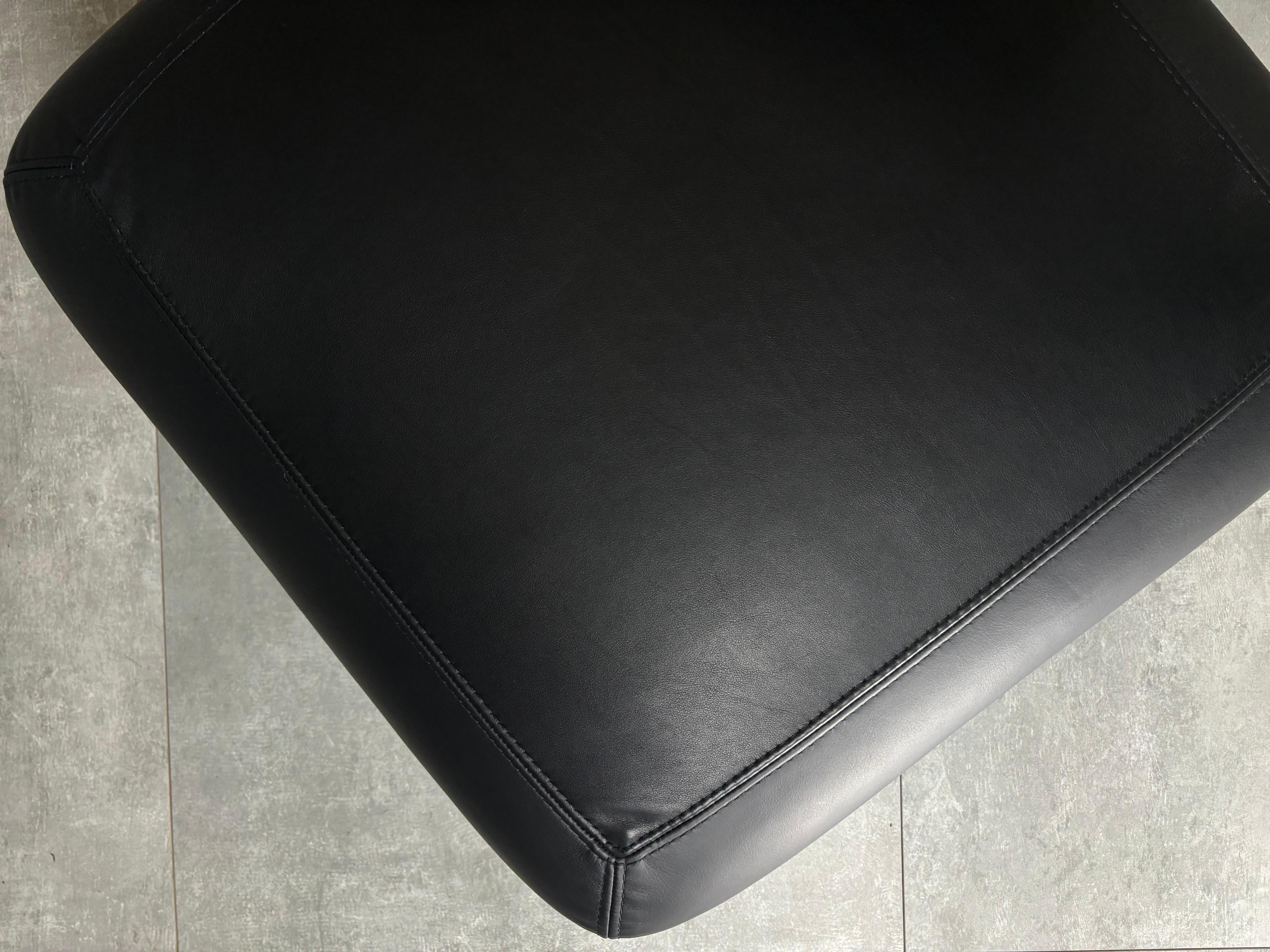 Cuir Pouf en cuir noir des années 1960, ensemble de 2 en vente