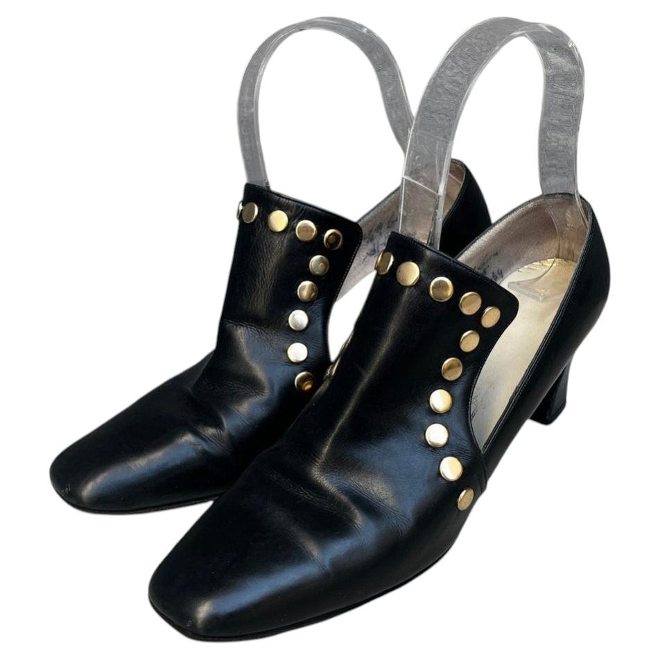 Tacones de mujer vintage de los años 60 de cuero negro Mod Pilgrim con tachuelas doradas