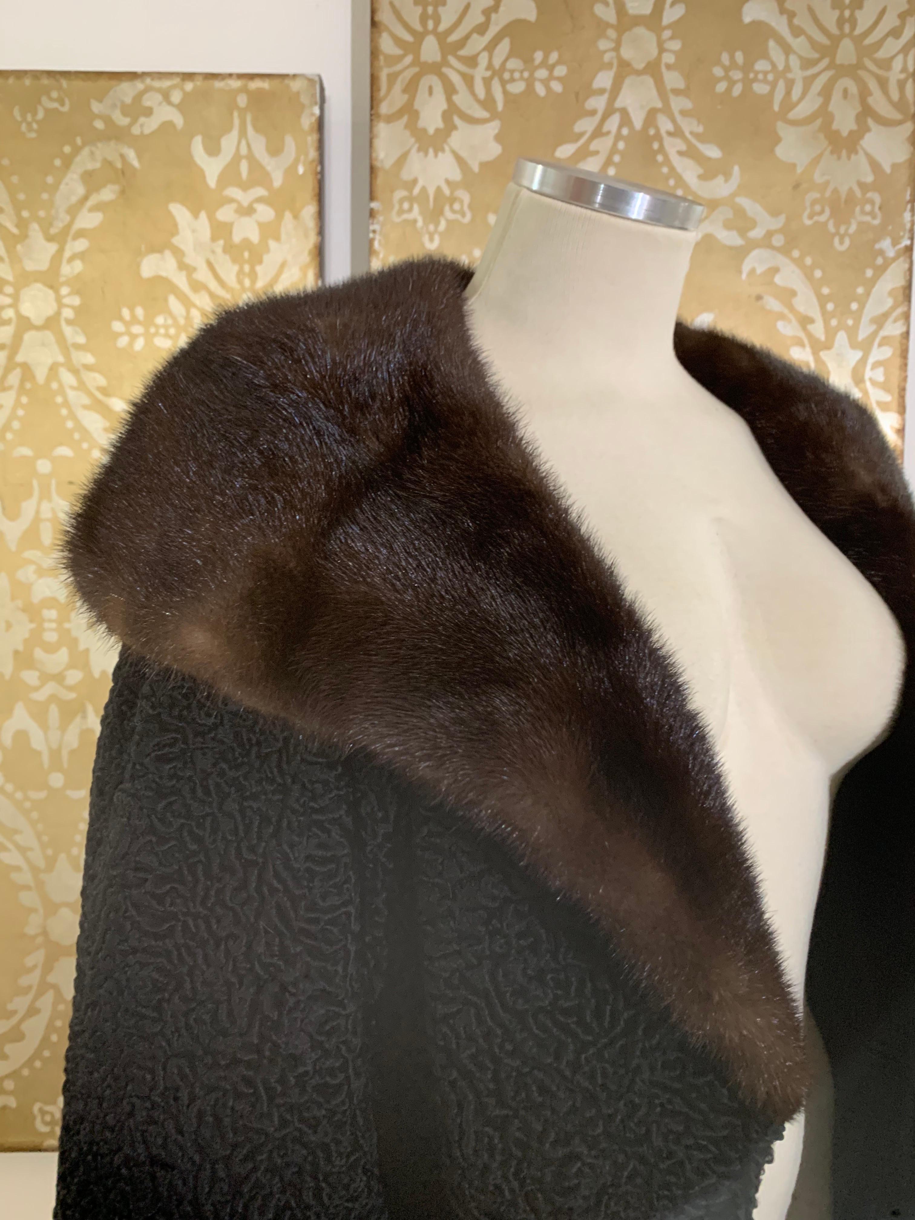 Cappotto da auto in agnello persiano nero del 1960 con colletto a scialle in visone del ranch e manica a bracciale in vendita 5