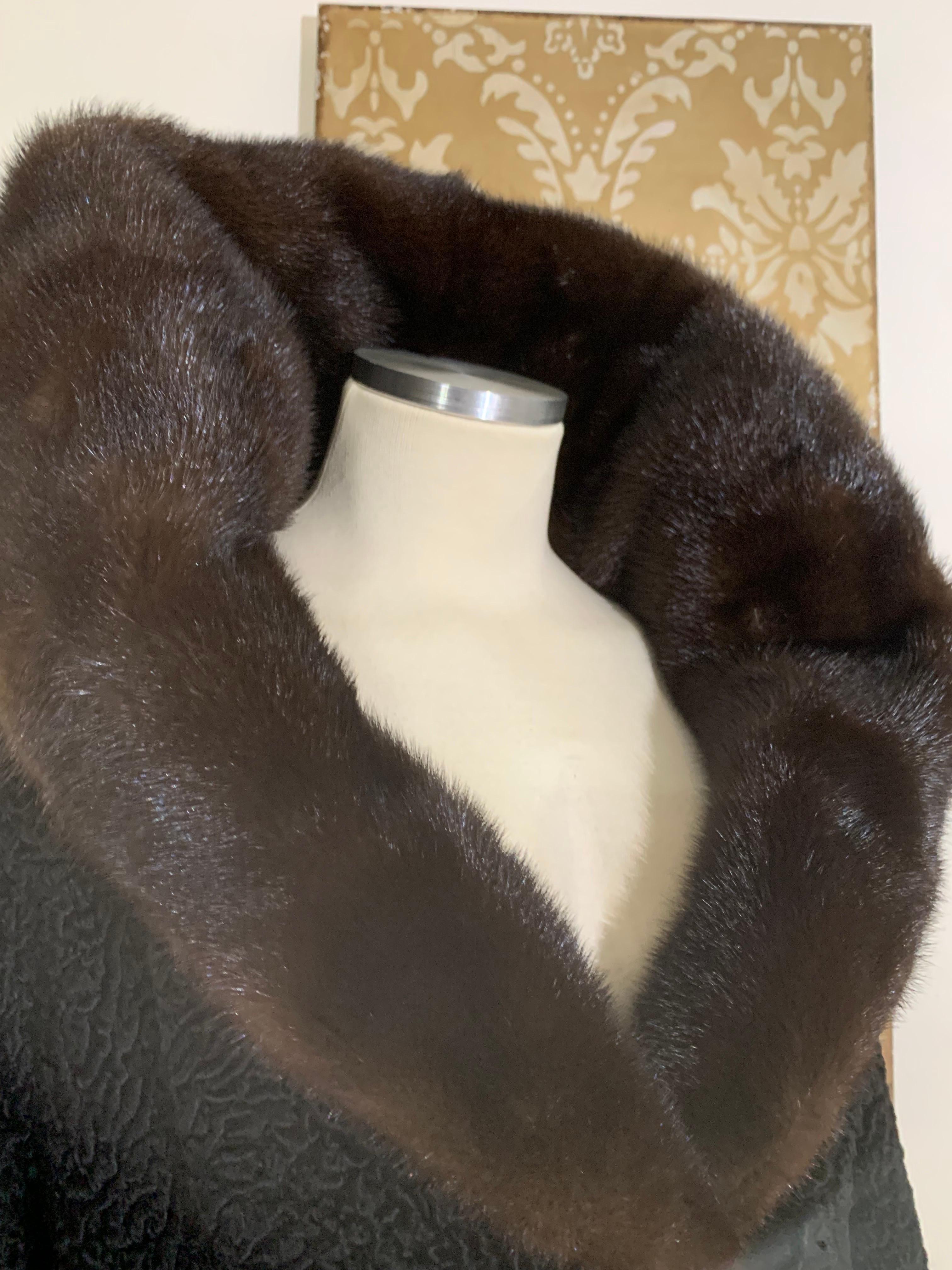 Cappotto da auto in agnello persiano nero del 1960 con colletto a scialle in visone del ranch e manica a bracciale in vendita 6