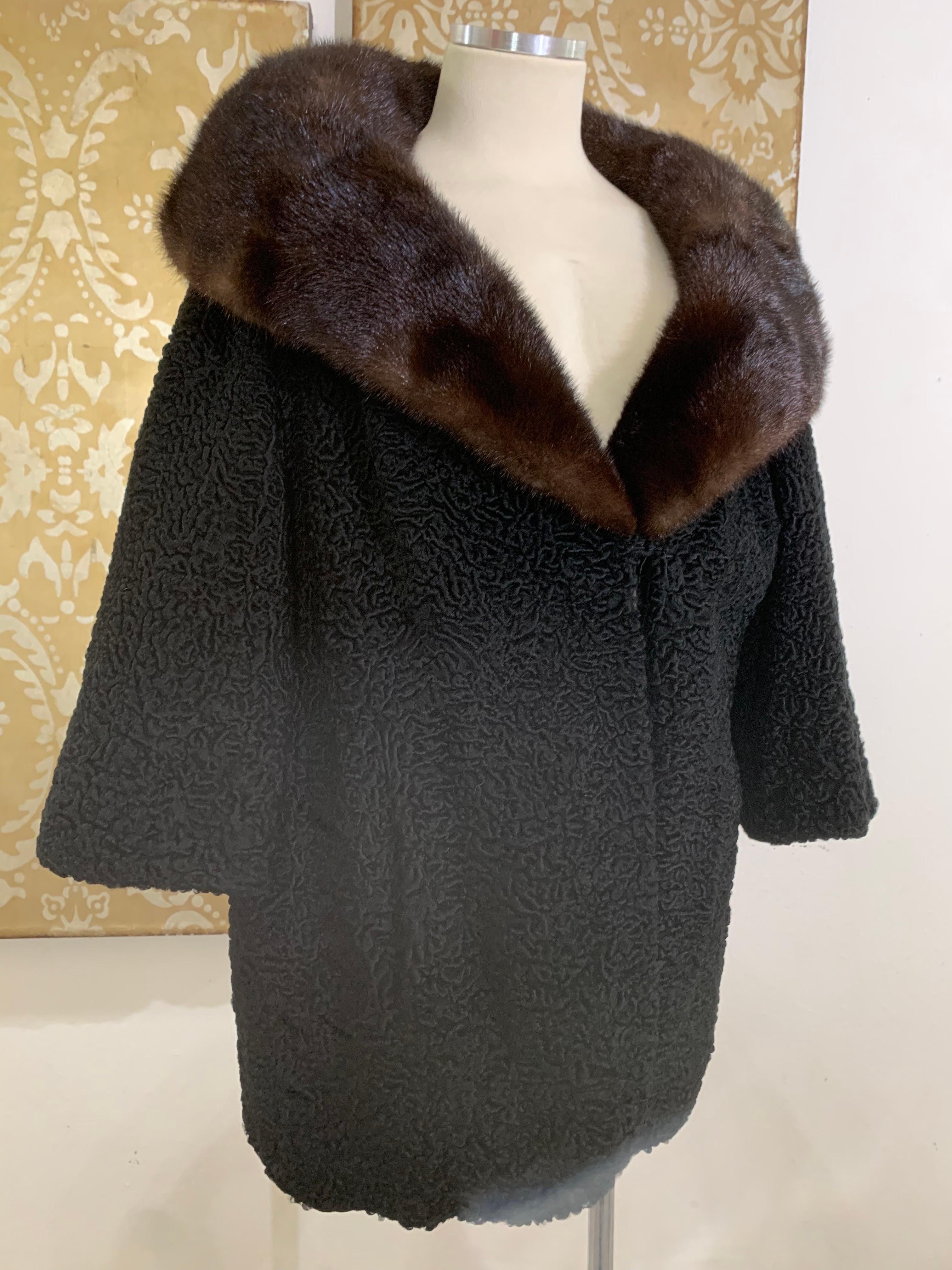 Cappotto da auto in agnello persiano nero degli anni '60 con colletto a scialle in visone del ranch e manica a bracciale: taglio a trapezio elegante e leggero di Rose Biagini - San Francisco che termina appena sotto l'anca. Il colletto in visone di