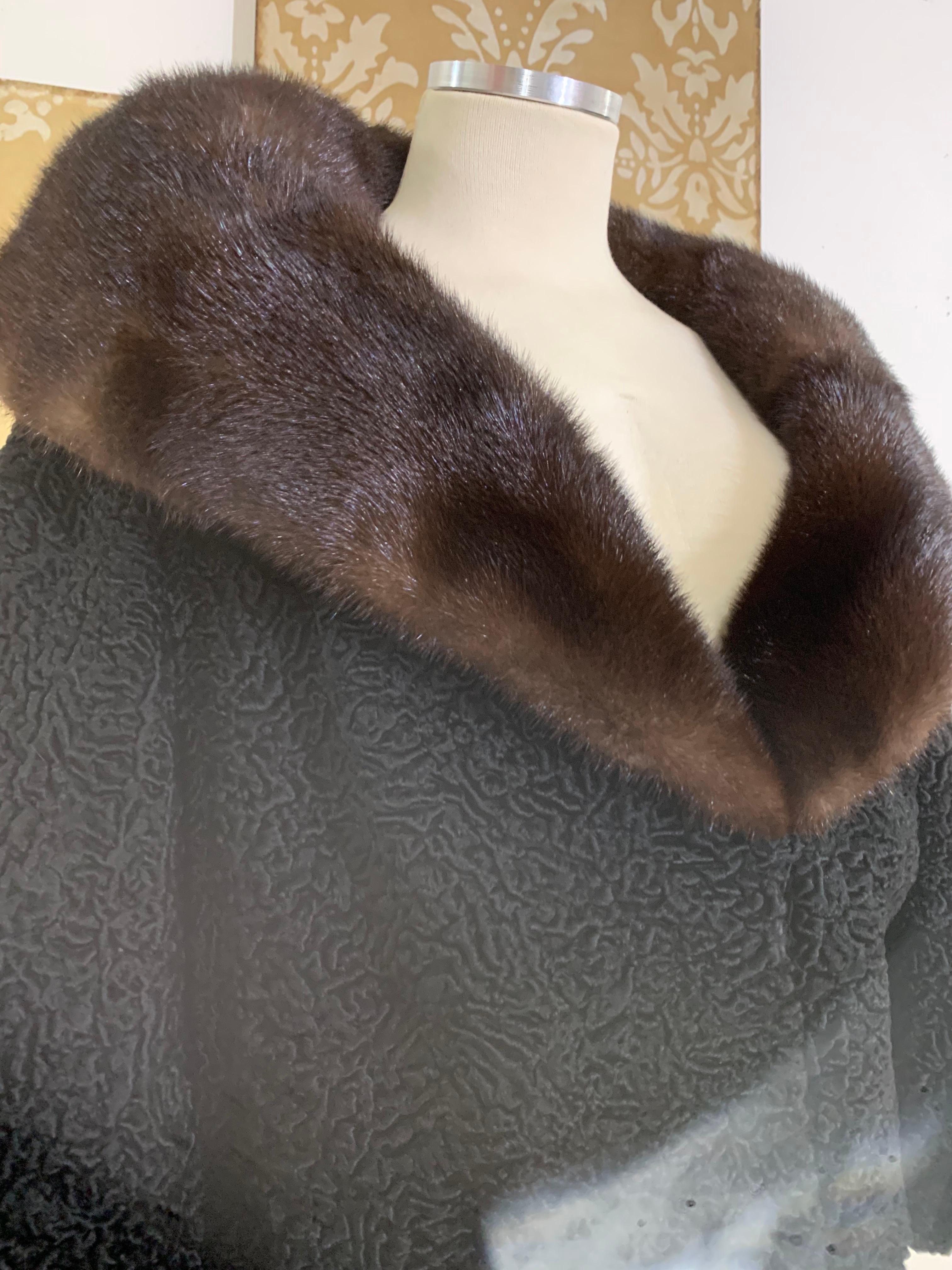 Nero Cappotto da auto in agnello persiano nero del 1960 con colletto a scialle in visone del ranch e manica a bracciale in vendita