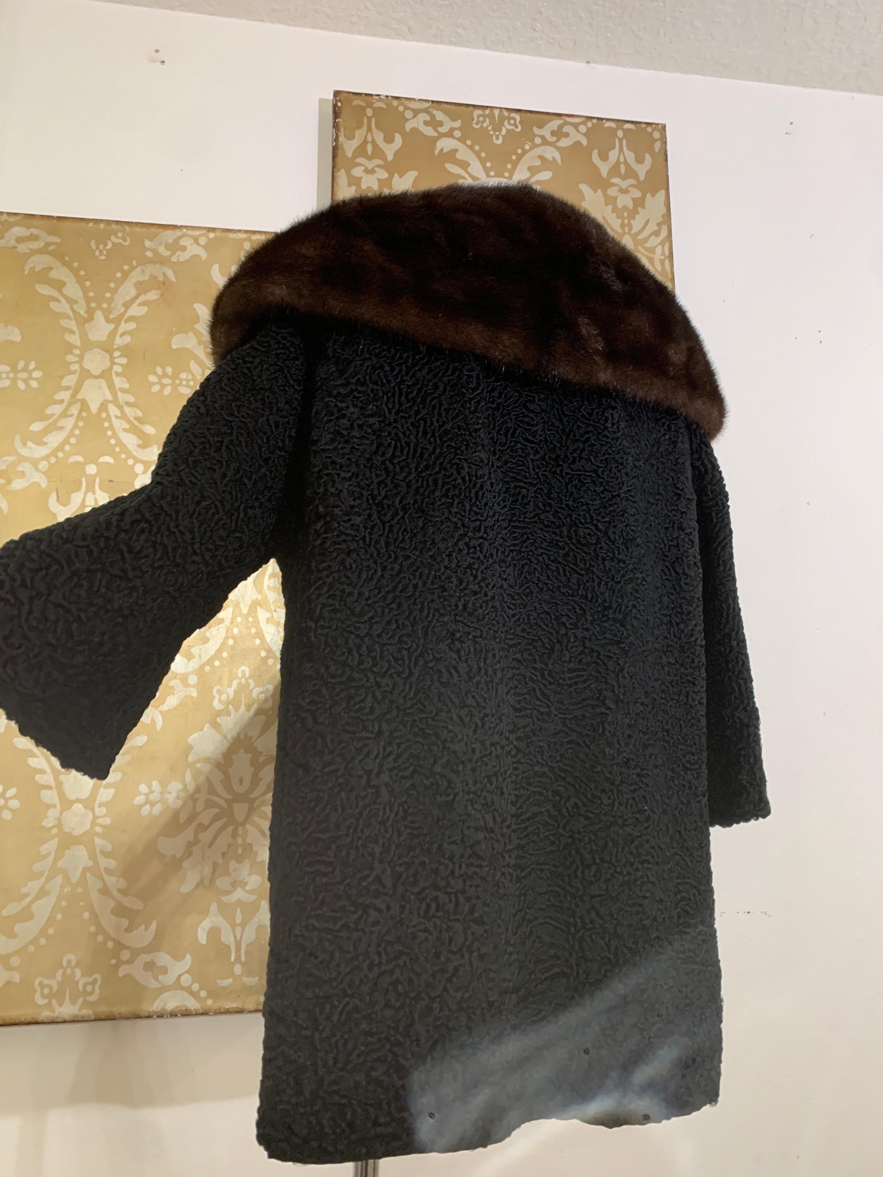Donna Cappotto da auto in agnello persiano nero del 1960 con colletto a scialle in visone del ranch e manica a bracciale in vendita