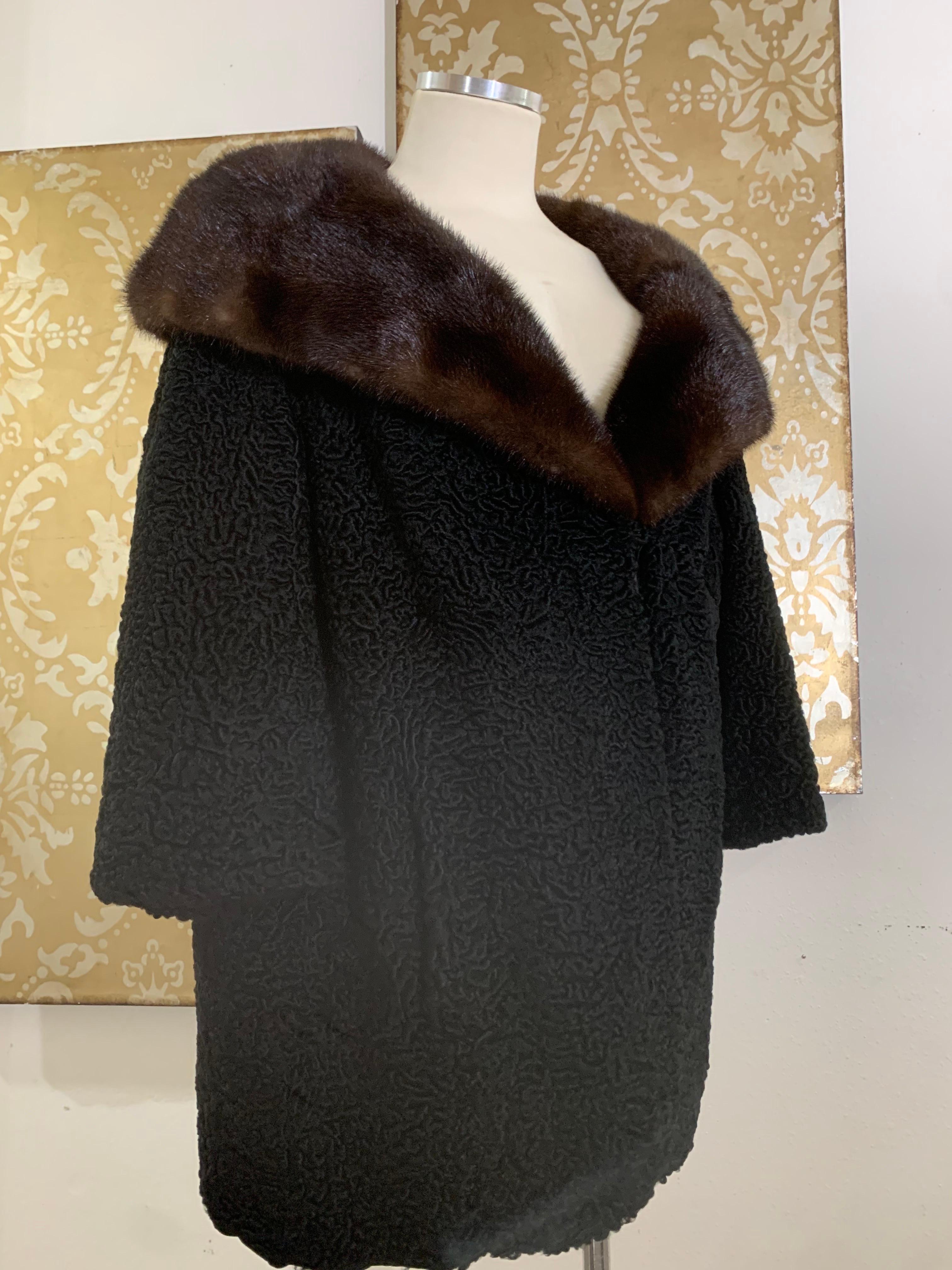 Cappotto da auto in agnello persiano nero del 1960 con colletto a scialle in visone del ranch e manica a bracciale in vendita 1