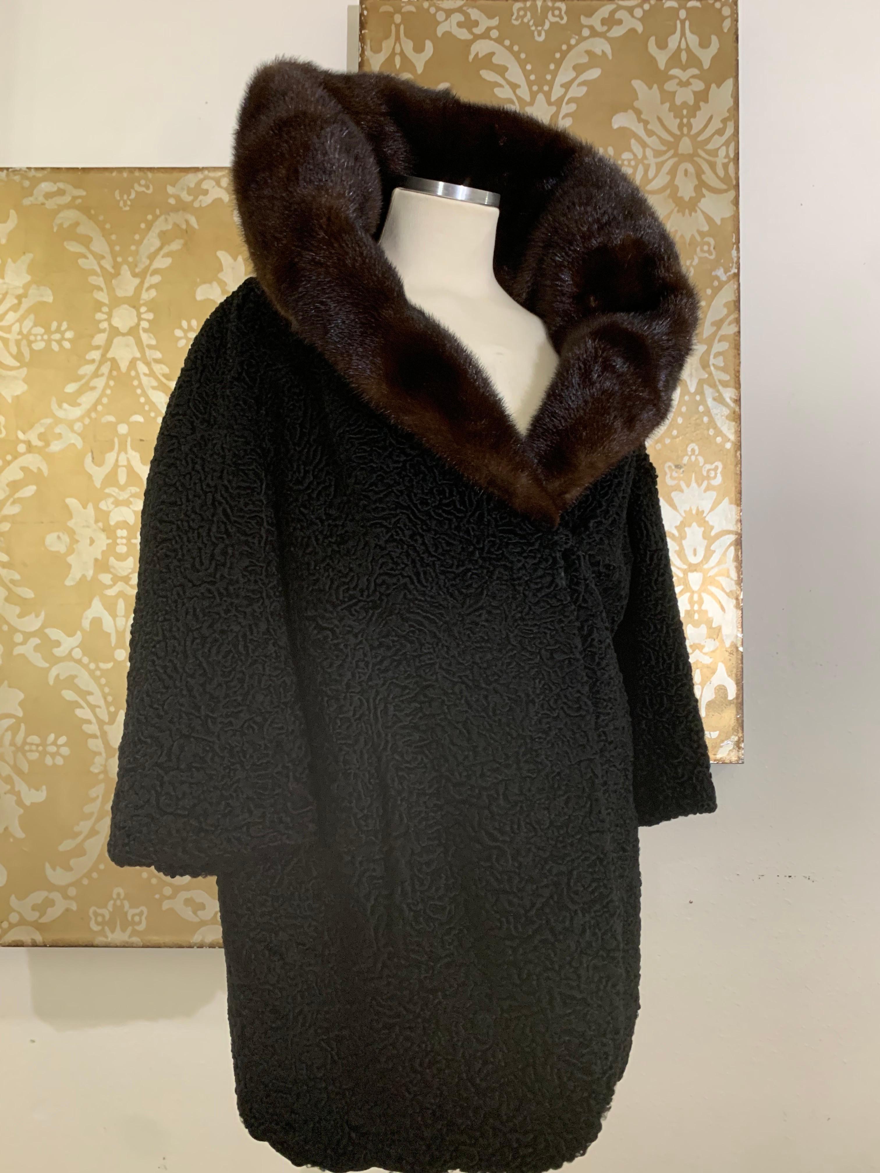 Cappotto da auto in agnello persiano nero del 1960 con colletto a scialle in visone del ranch e manica a bracciale in vendita 2