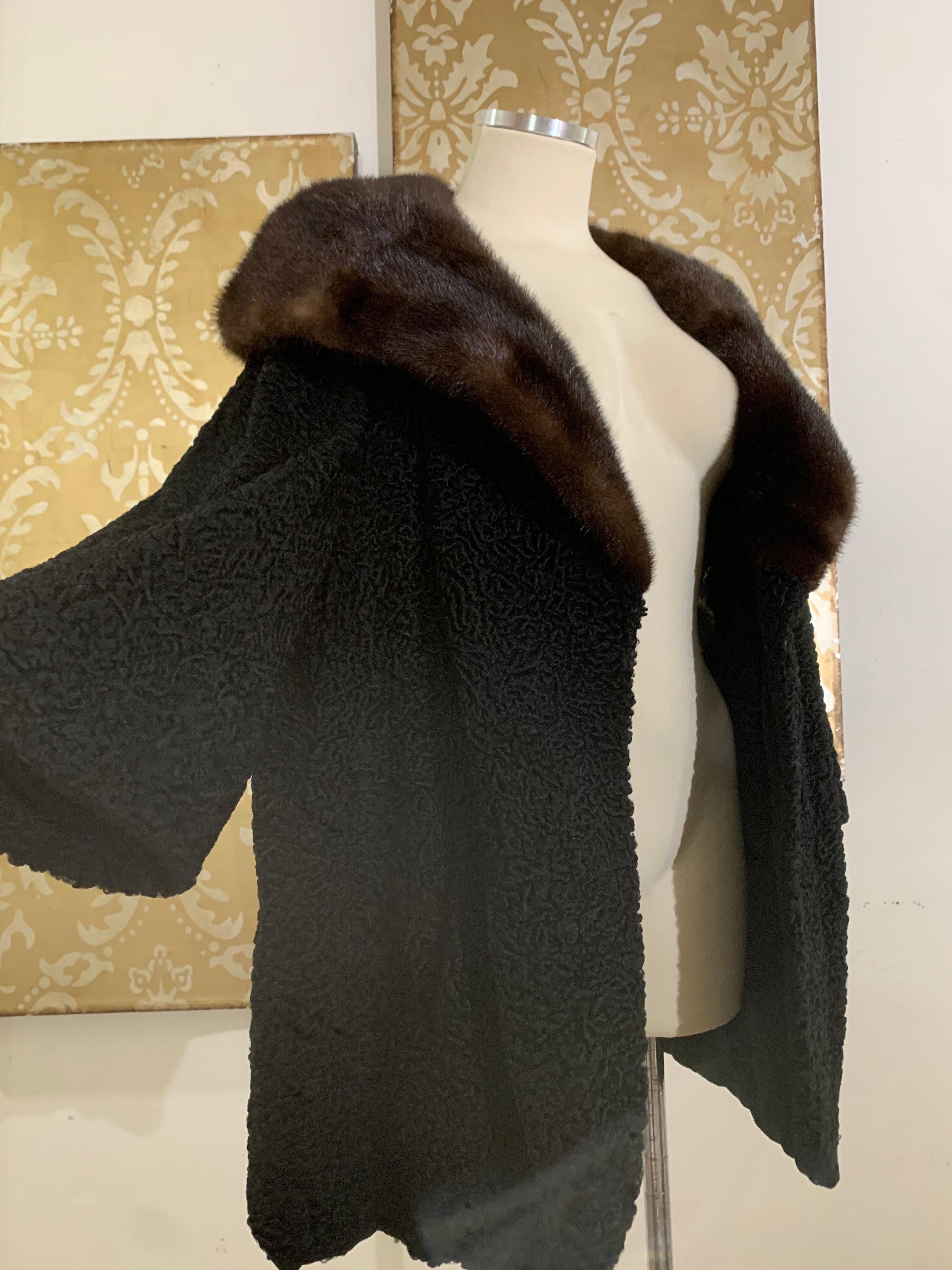 Cappotto da auto in agnello persiano nero del 1960 con colletto a scialle in visone del ranch e manica a bracciale in vendita 3