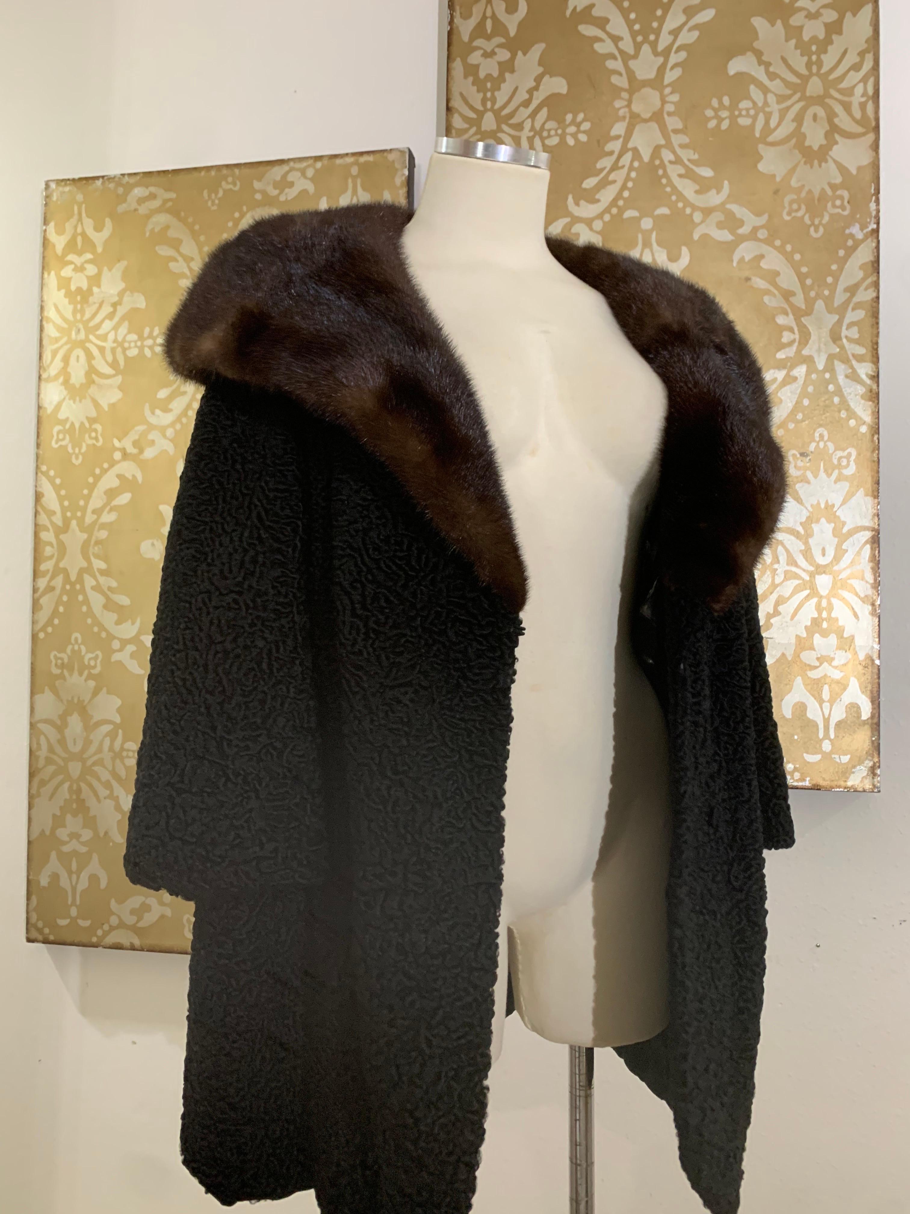 Cappotto da auto in agnello persiano nero del 1960 con colletto a scialle in visone del ranch e manica a bracciale in vendita 4
