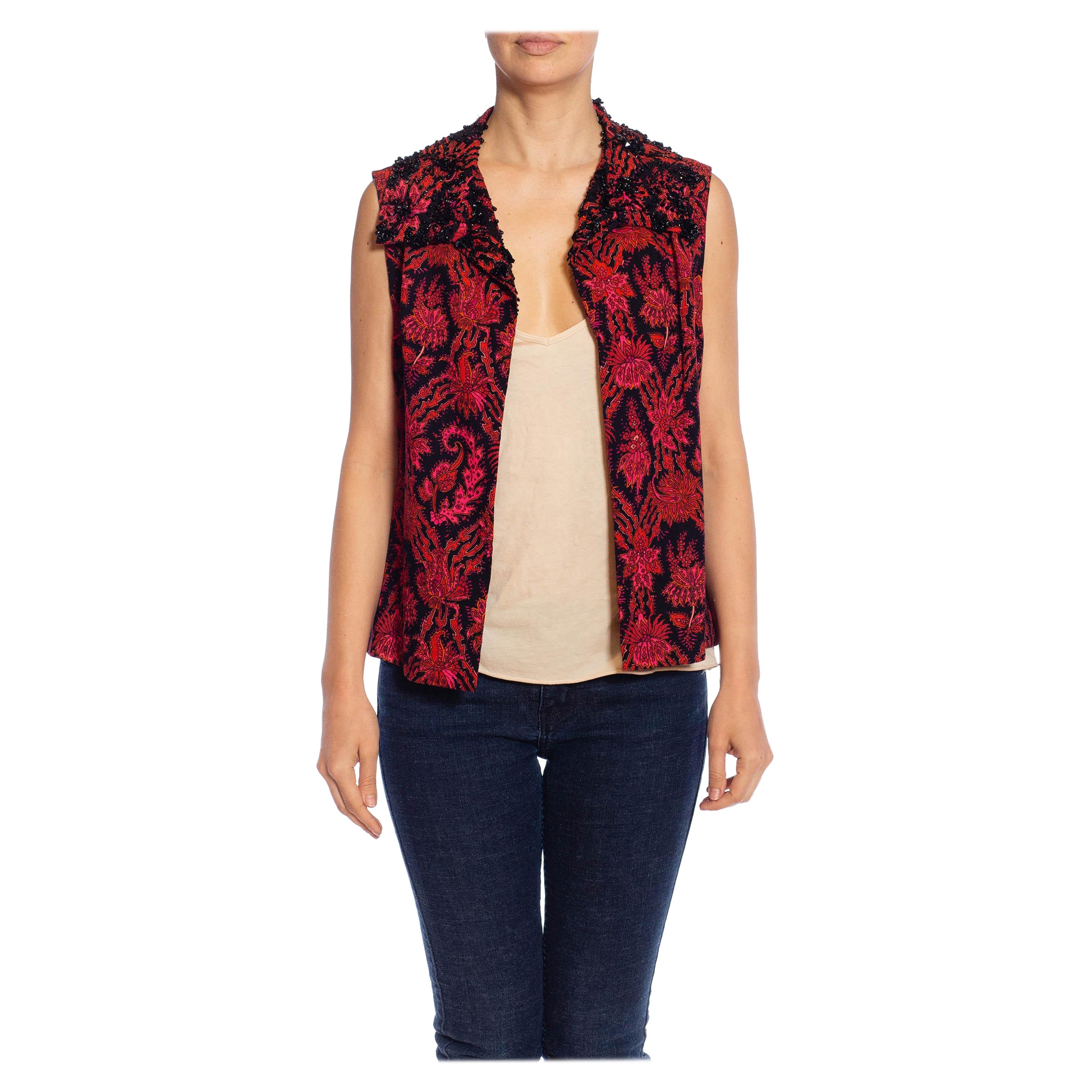 Gilet à motif cachemire en laine de soie perlée noir et rose de style Chanel, années 1960 en vente