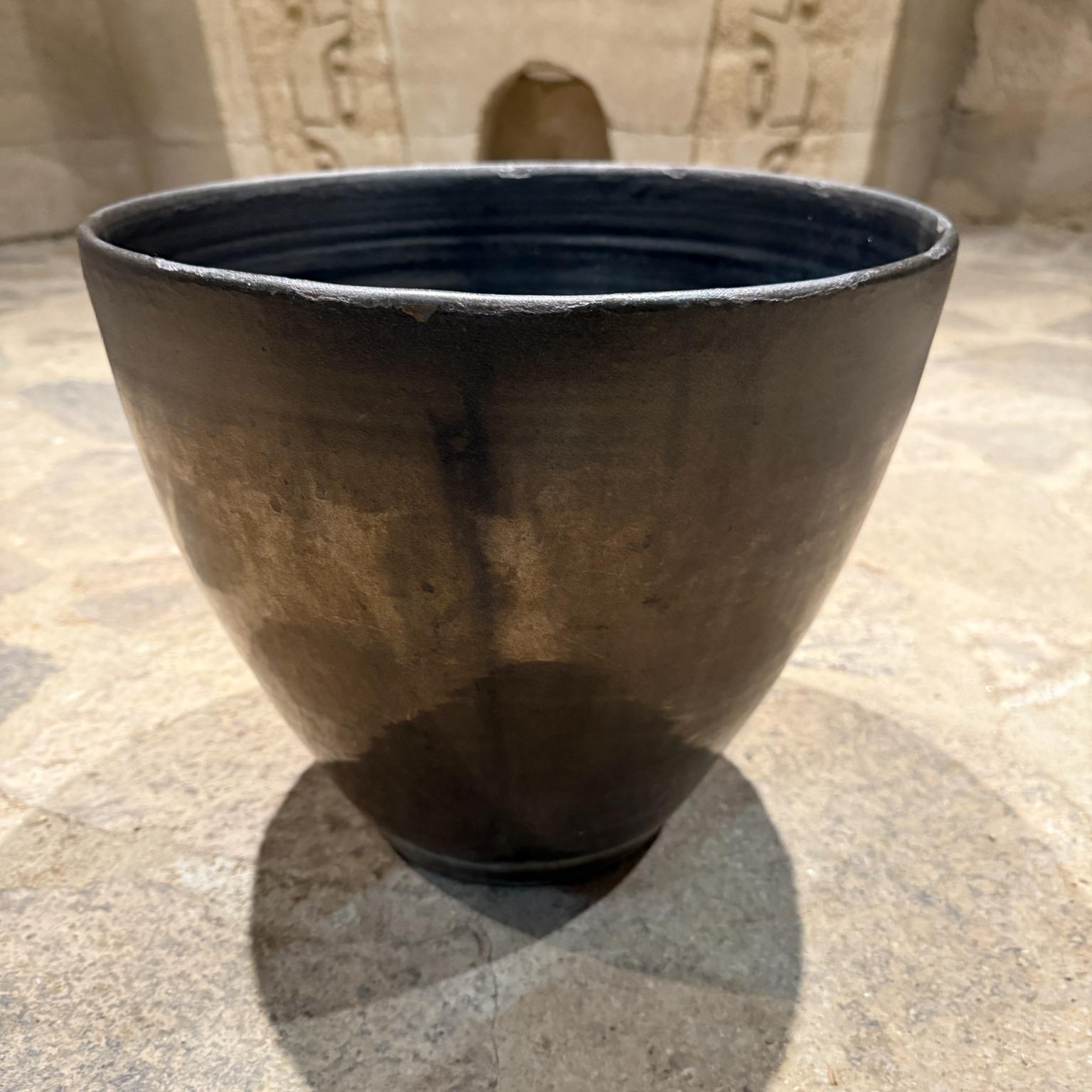Macetero metálico de cerámica negra de los años 60 estilo Fantoni en venta 3