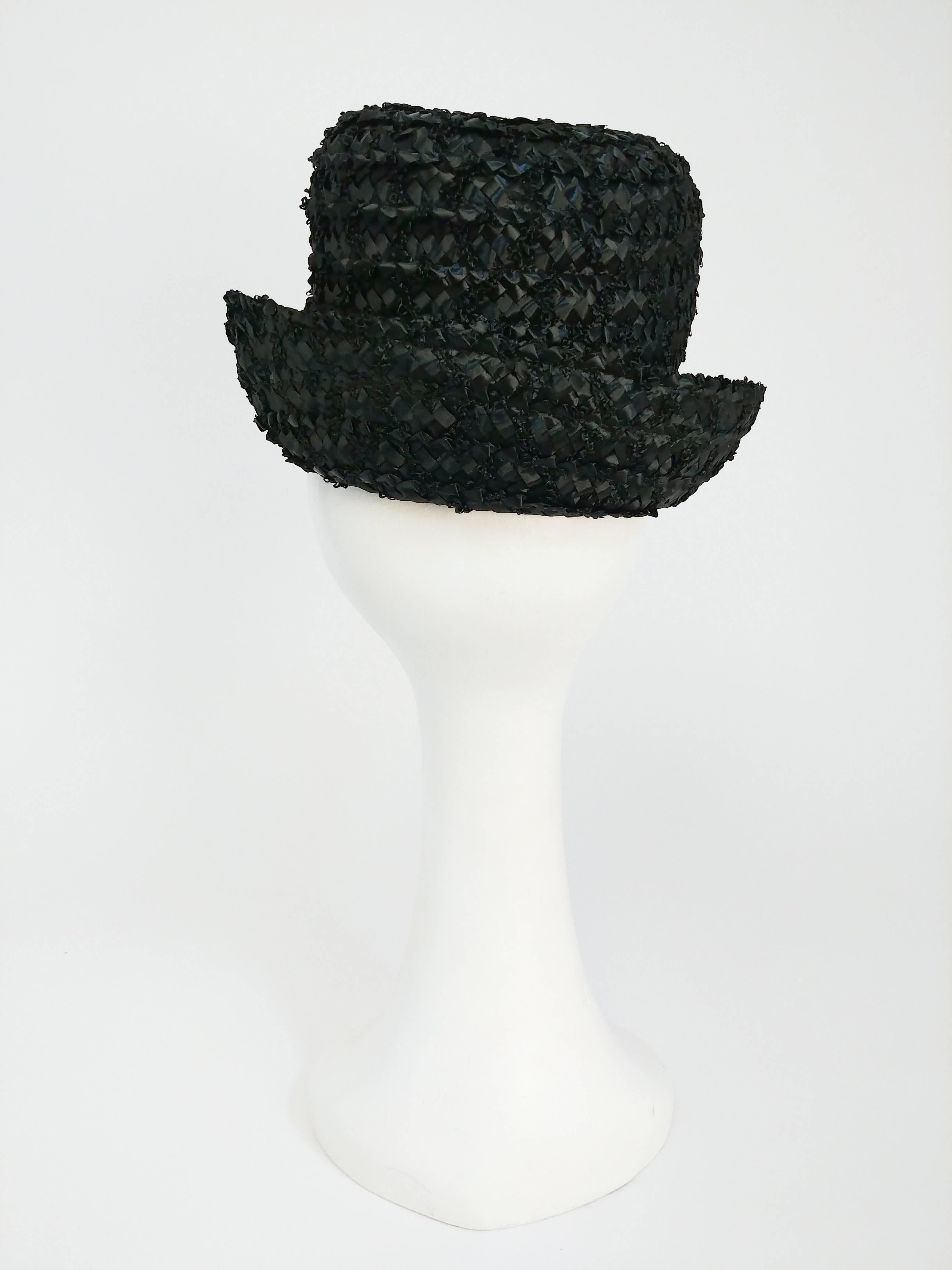 1960s Black Raffia Hat w/ Vinyl Bow In Good Condition For Sale In San Francisco, CA