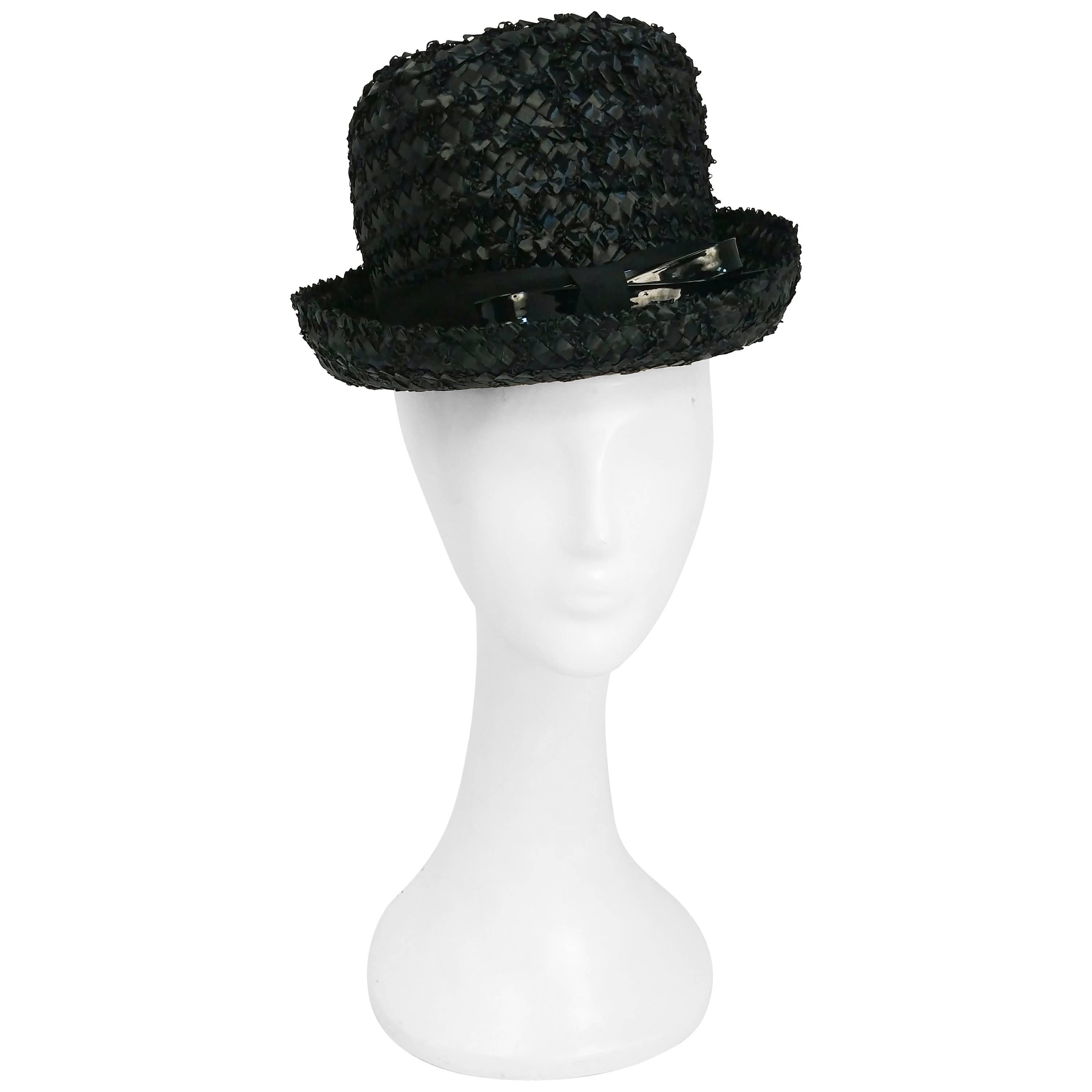 Sombrero de rafia negro de los 60 con lazo de vinilo