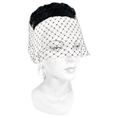 chapeau de satin noir des années 1960 avec voile et ruban de velours accentué