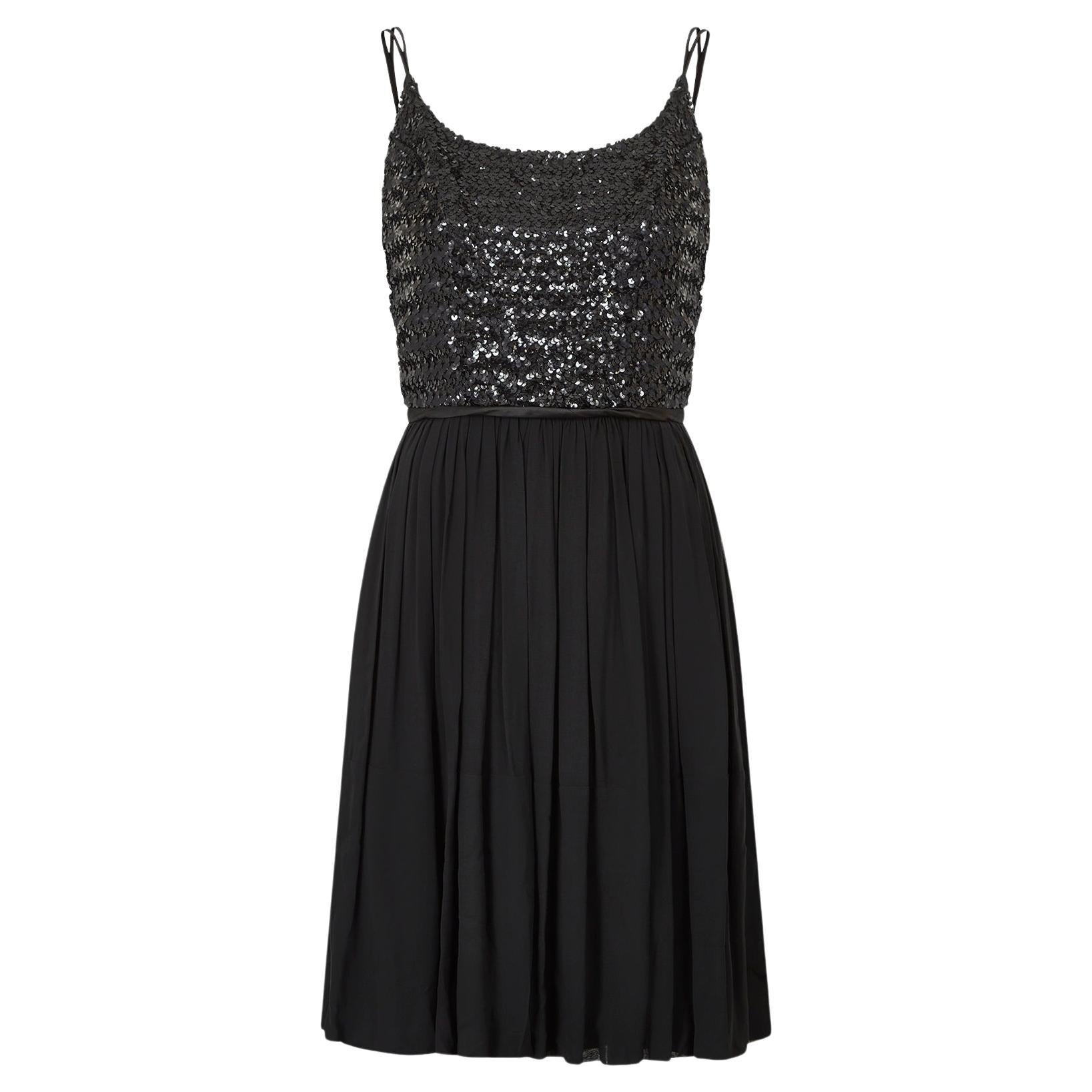 1960er Jahre Schwarzes Kleid mit Paillettenbesatz und Georgette im Angebot