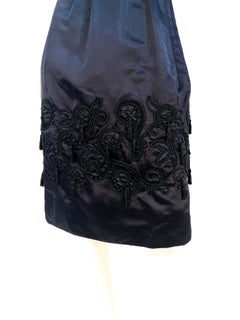 1960er Schwarzes Seiden-Satin-Cocktailkleid aus den 1960er Jahren mit besticktem Rock