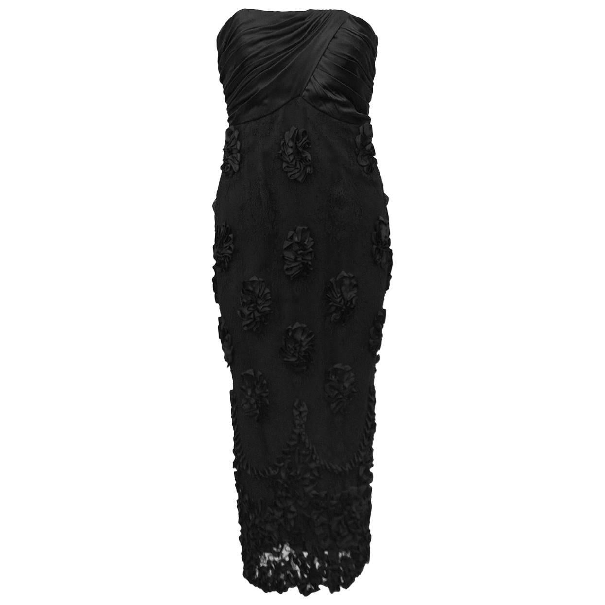 Schwarzes trägerloses Cocktailkleid aus den 1960er Jahren mit Spitze und Rock mit Blumenapplikationen