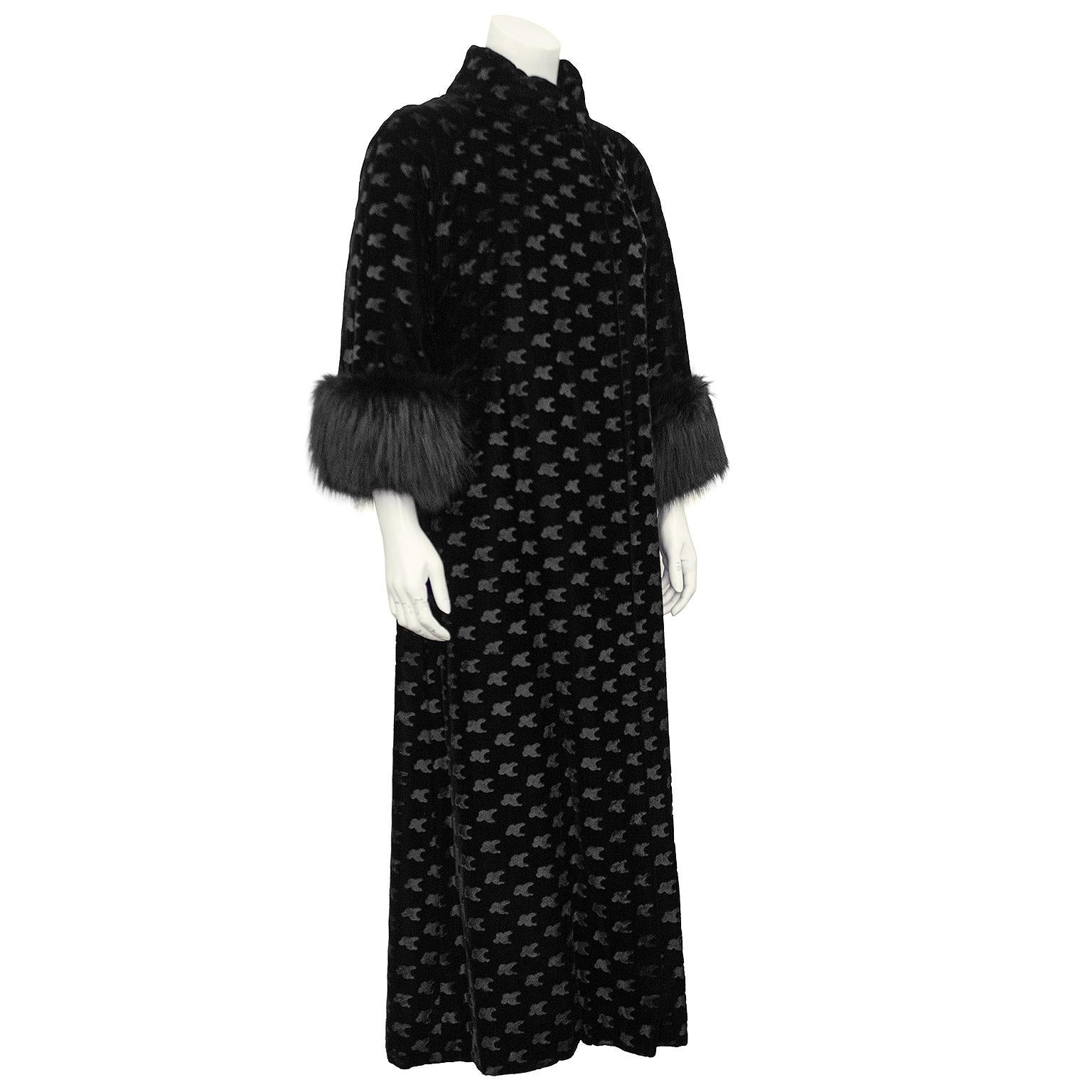 Elegant manteau de soirée des années 1960 en velours noir décoré au pochoir et doté de poignets en renard teintés. Il se porte généralement sur une robe de soirée ou une robe de cocktail pour un événement à cravate noire ou une soirée d'ouverture à