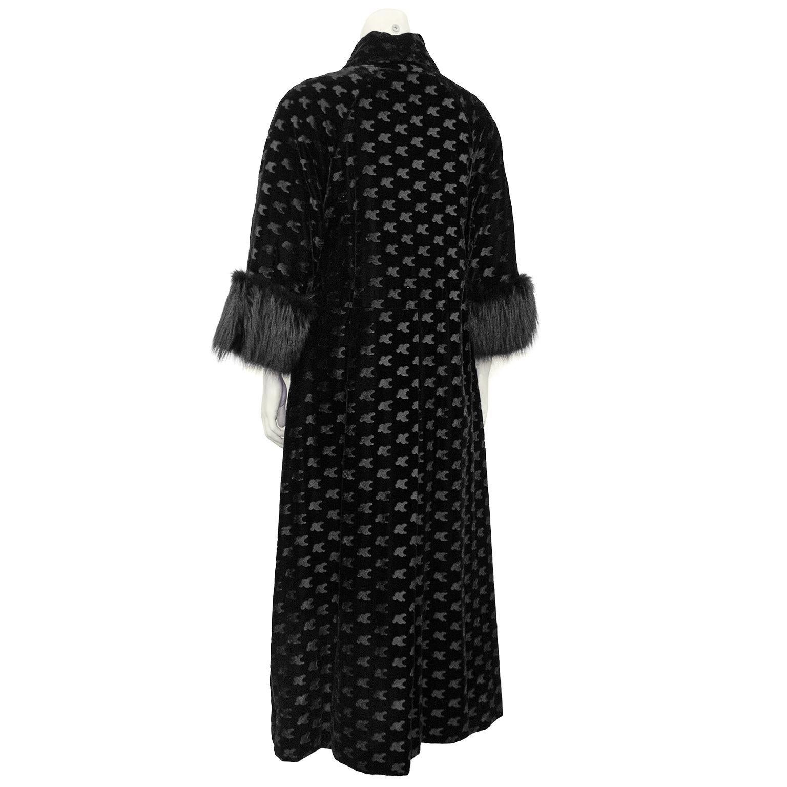 Manteau de soirée en velours noir des années 1960 avec poignets en renard Bon état - En vente à Toronto, Ontario