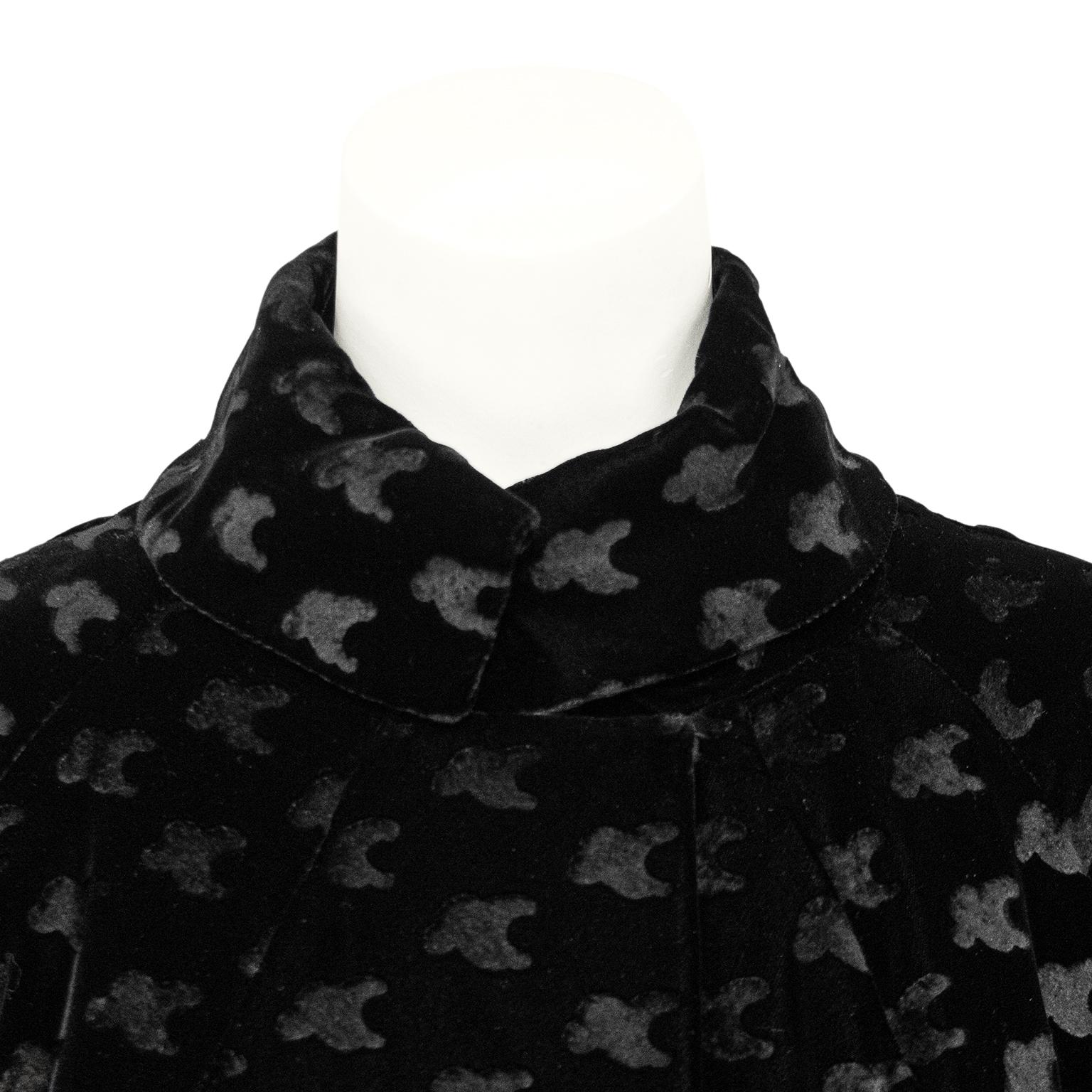 Manteau de soirée en velours noir des années 1960 avec poignets en renard en vente 1