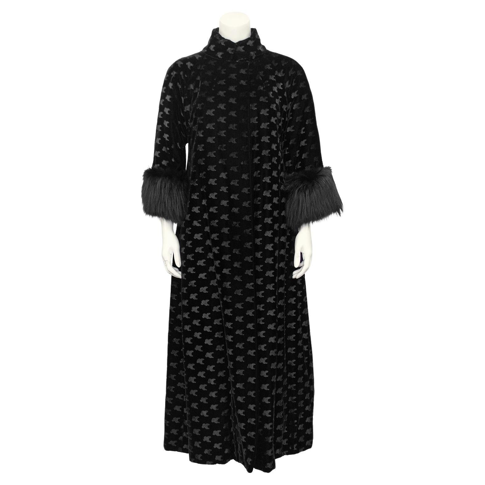 Manteau de soirée en velours noir des années 1960 avec poignets en renard en vente