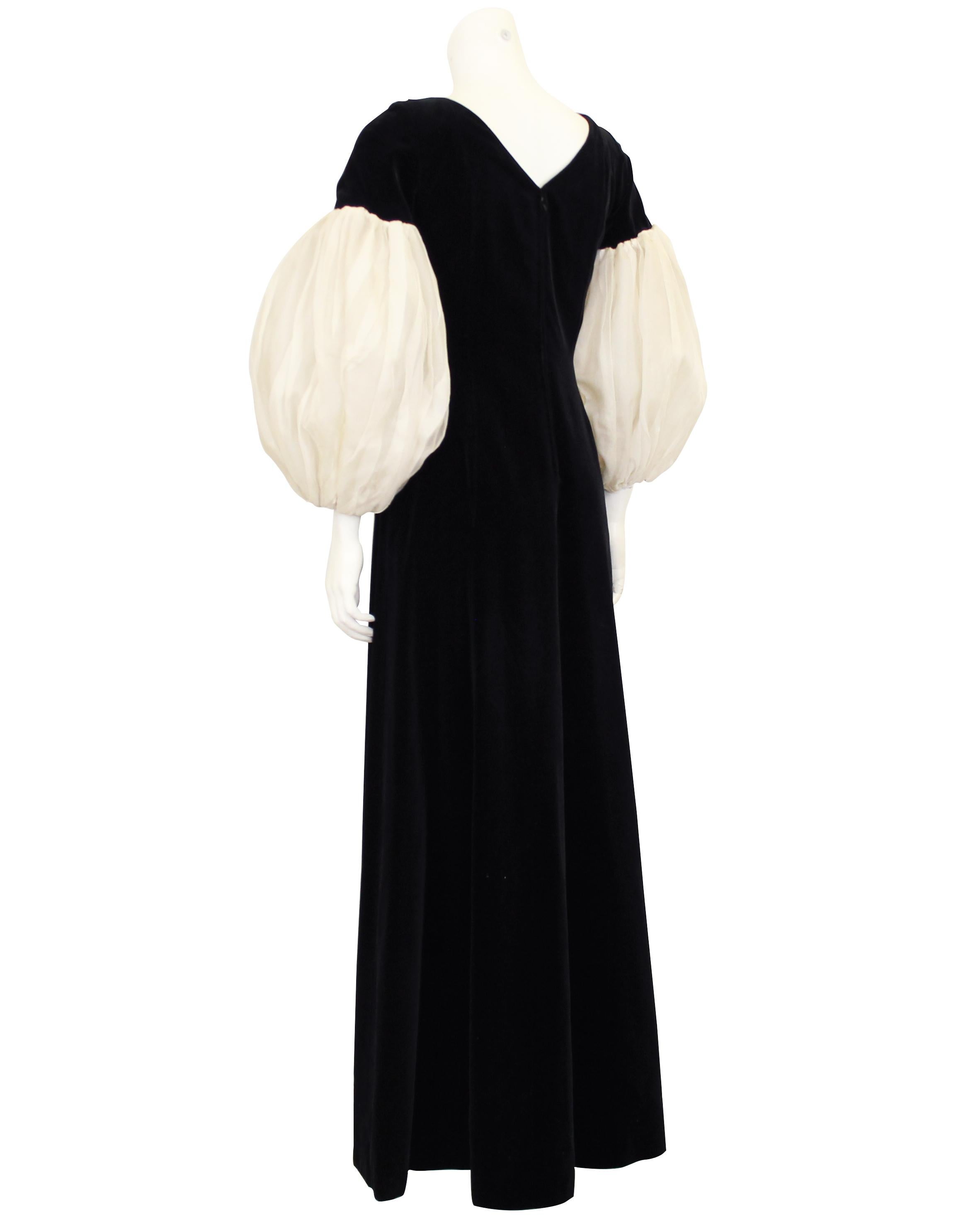 Noir Robe en velours noir des années 1960 avec manches bouffantes en crème en vente