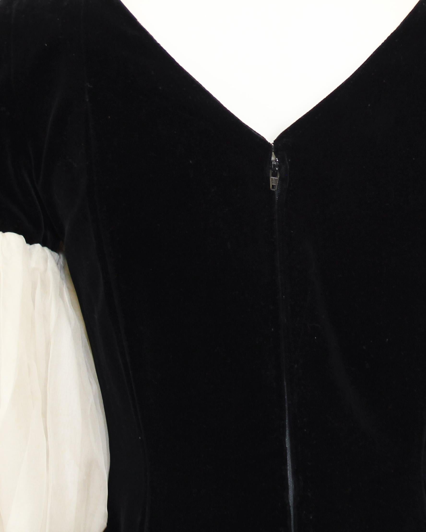 Robe en velours noir des années 1960 avec manches bouffantes en crème Pour femmes en vente