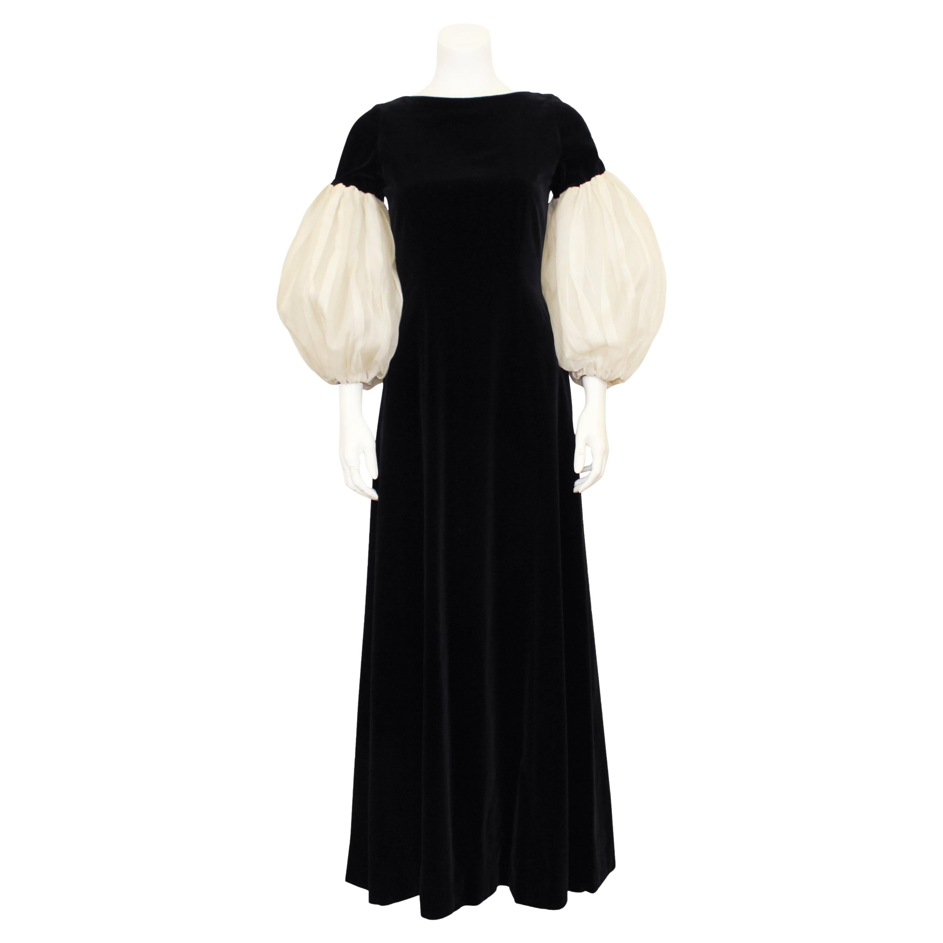 Robe en velours noir des années 1960 avec manches bouffantes en crème en vente
