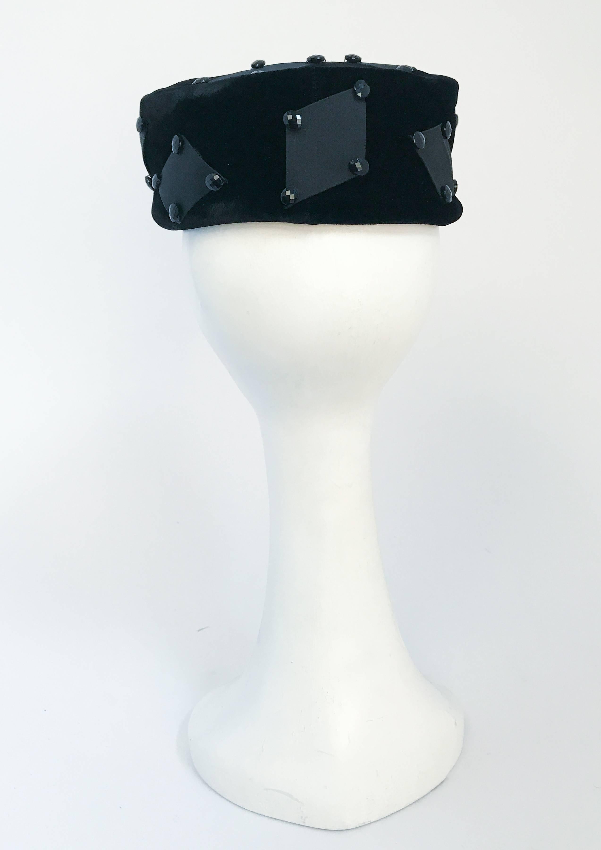 Donna Cappello in velluto nero degli anni '60 con accenti rettangolari in vendita
