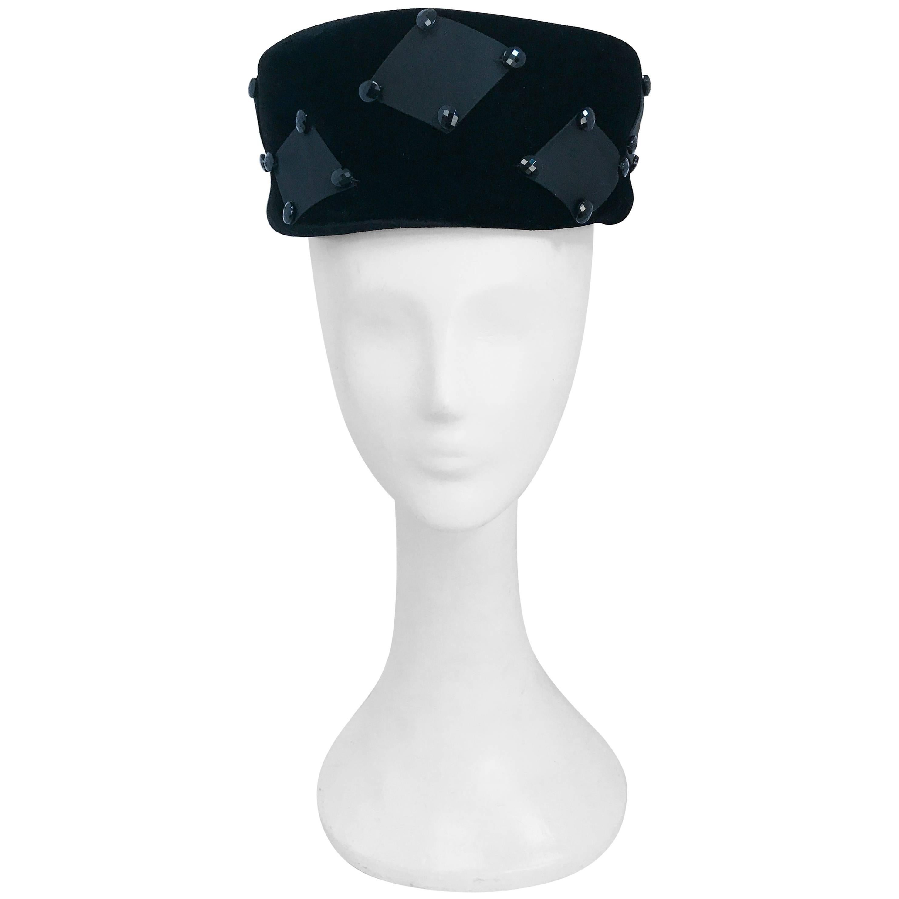 Chapeau en velours noir avec accents rectangulaires des années 1960