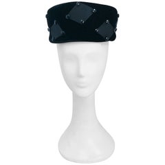 Chapeau en velours noir avec accents rectangulaires des années 1960
