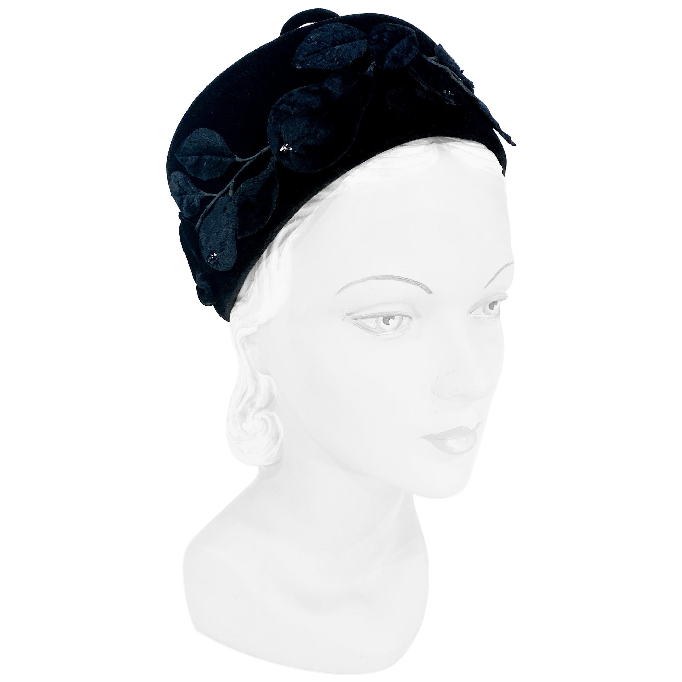 Chapeau pilulier en velours noir avec accents de fruits des années 1960 en vente
