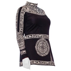 Robe courte en jersey de polyester noir et blanc imprimé d
inspiration maya, années 1960