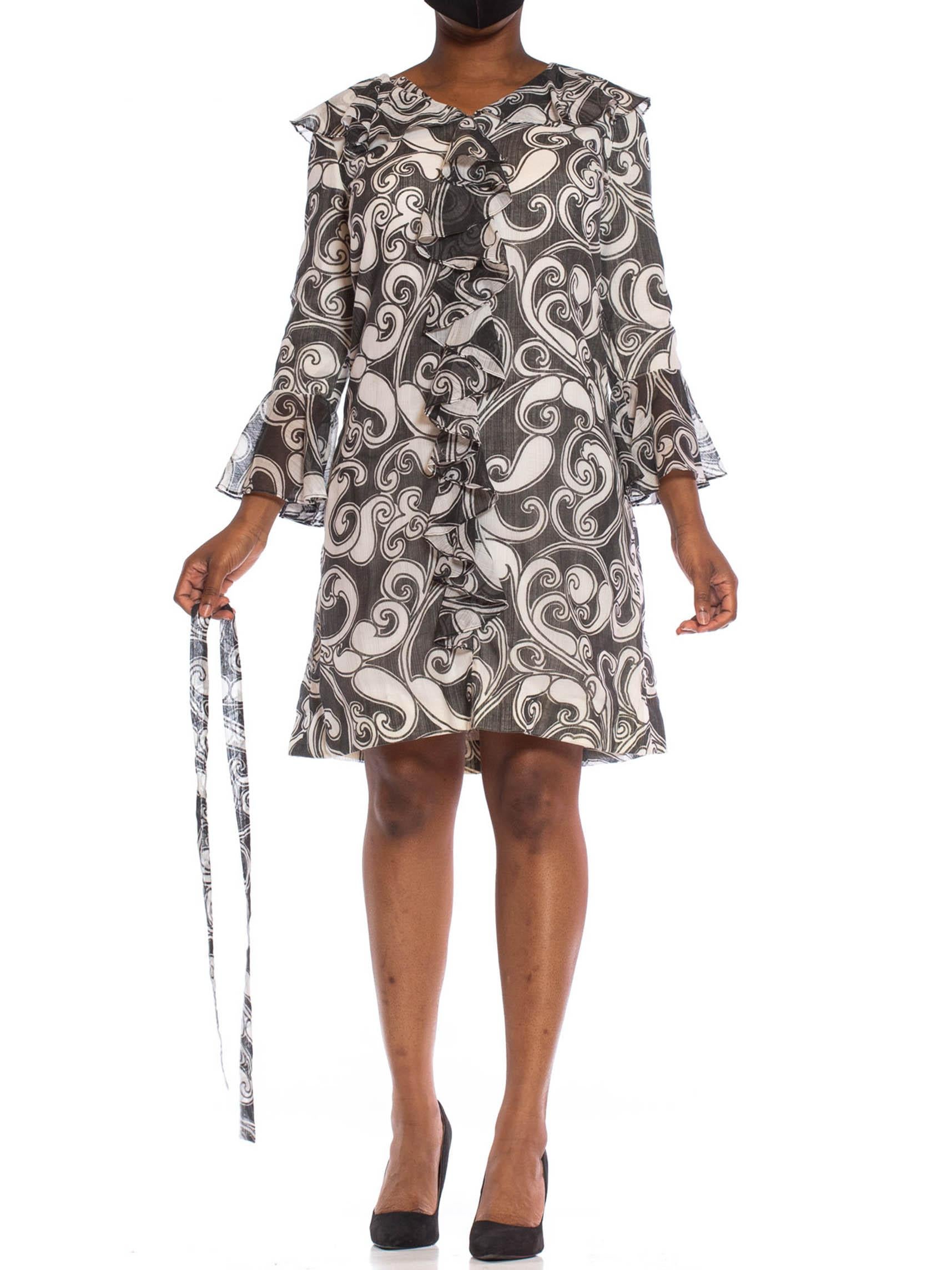 1960S Black & White Psychedelic Cotton Voile Mod A-Line Ruffled Dress For Sale 5