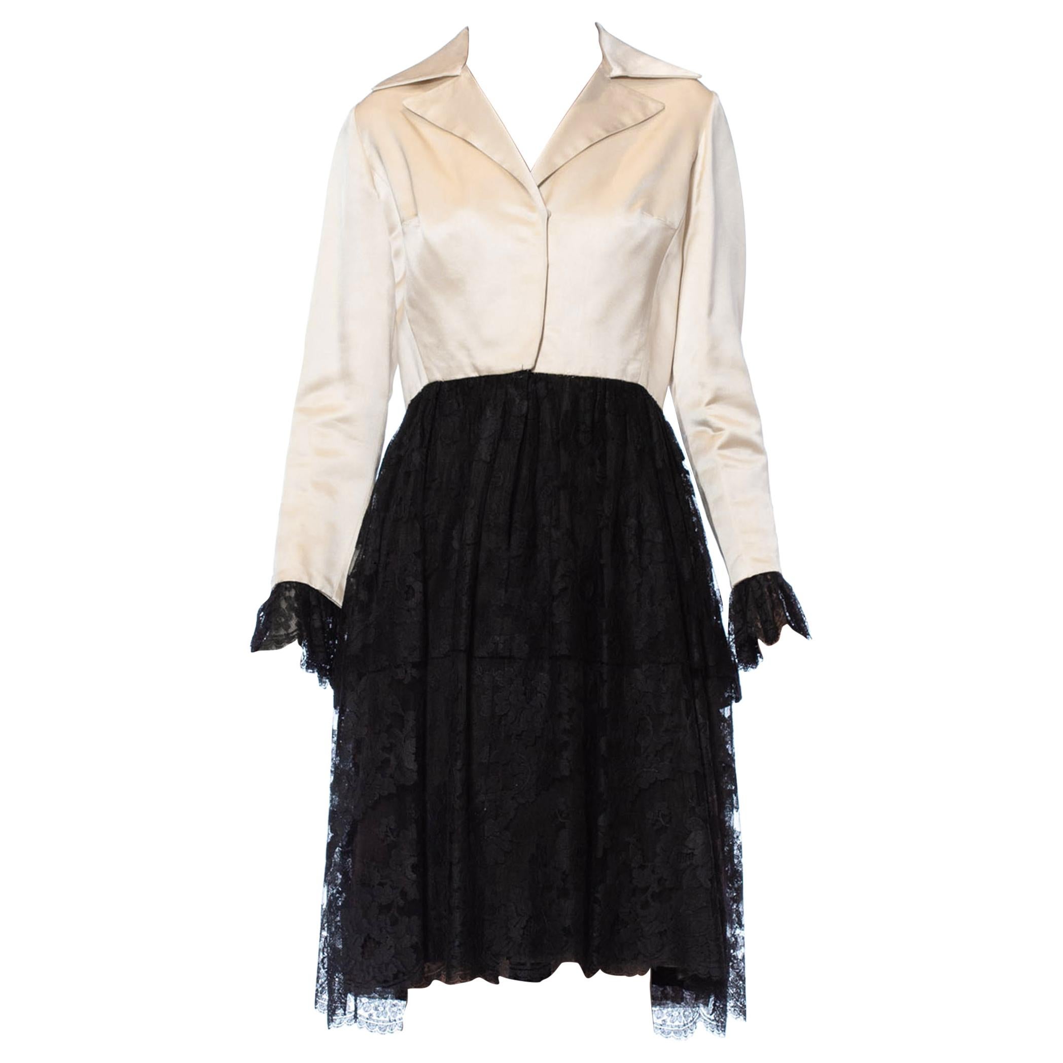Robe de cocktail à manches longues en satin de soie duchesse noir et blanc et dentelle de Chantilly des années 1960 en vente