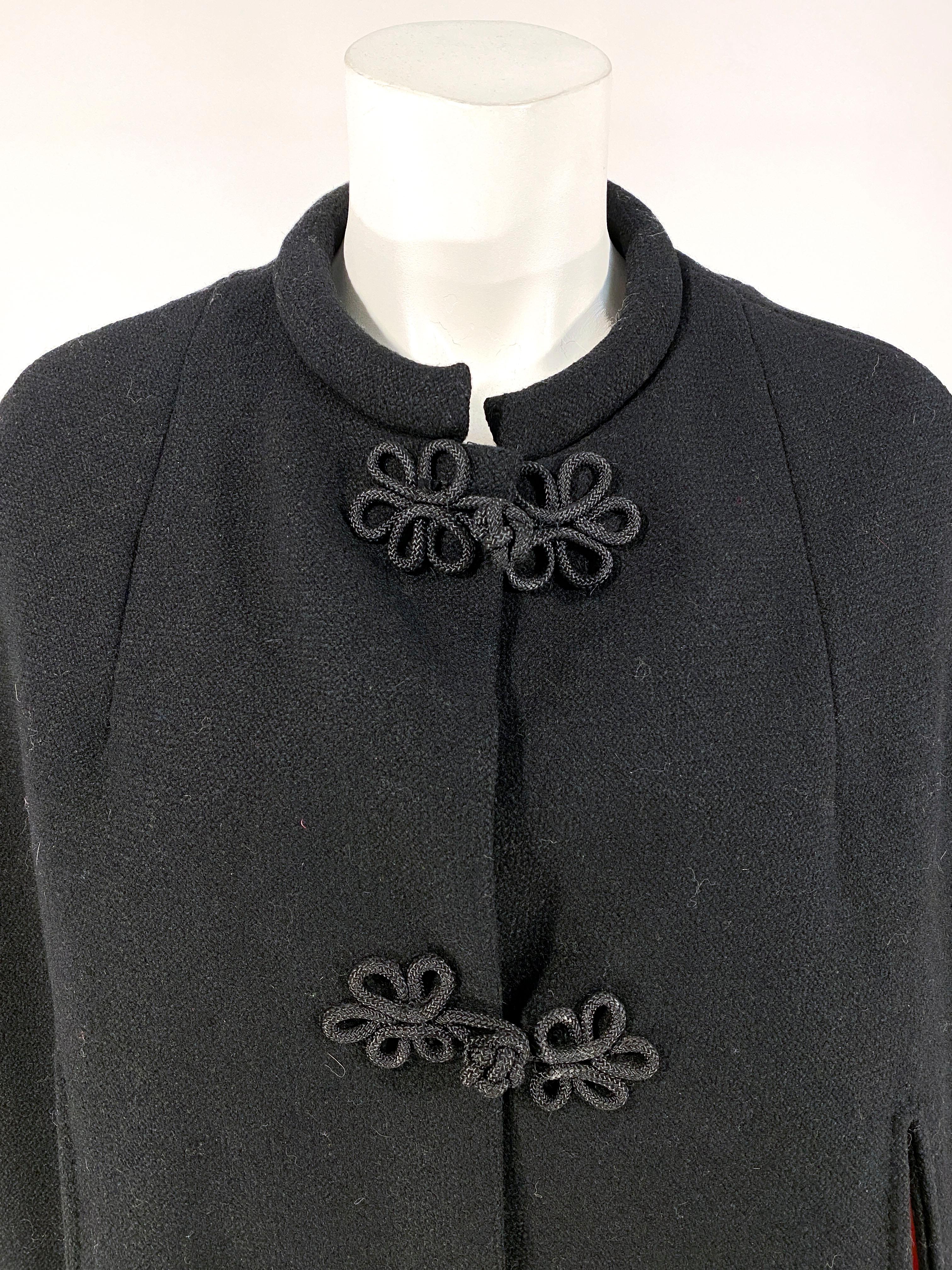 Noir Caplet en laine noire des années 1960 en vente