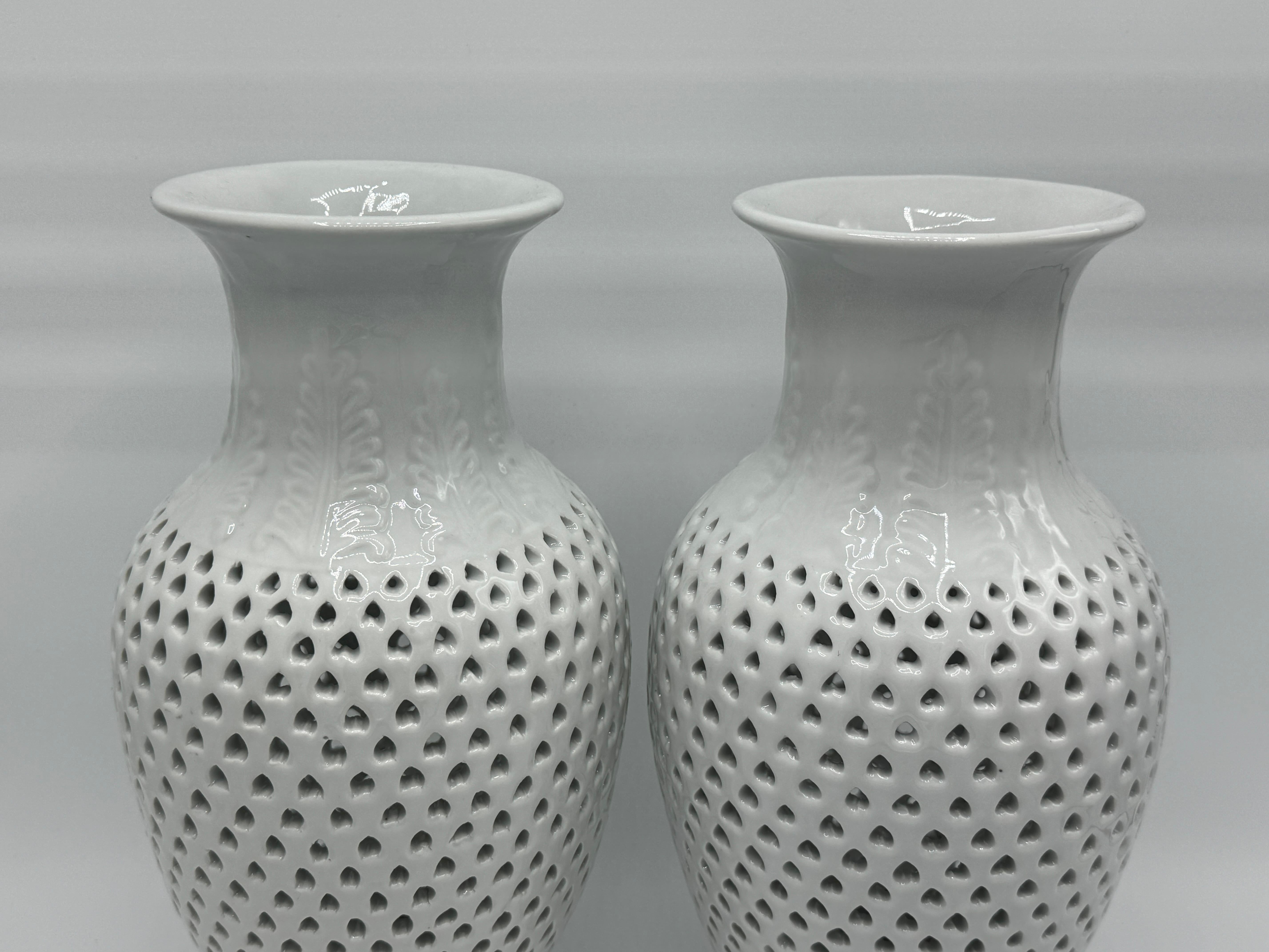 Chinoiseries Paire de vases Urnes en porcelaine percée Blanc de Chine des années 1960 en vente
