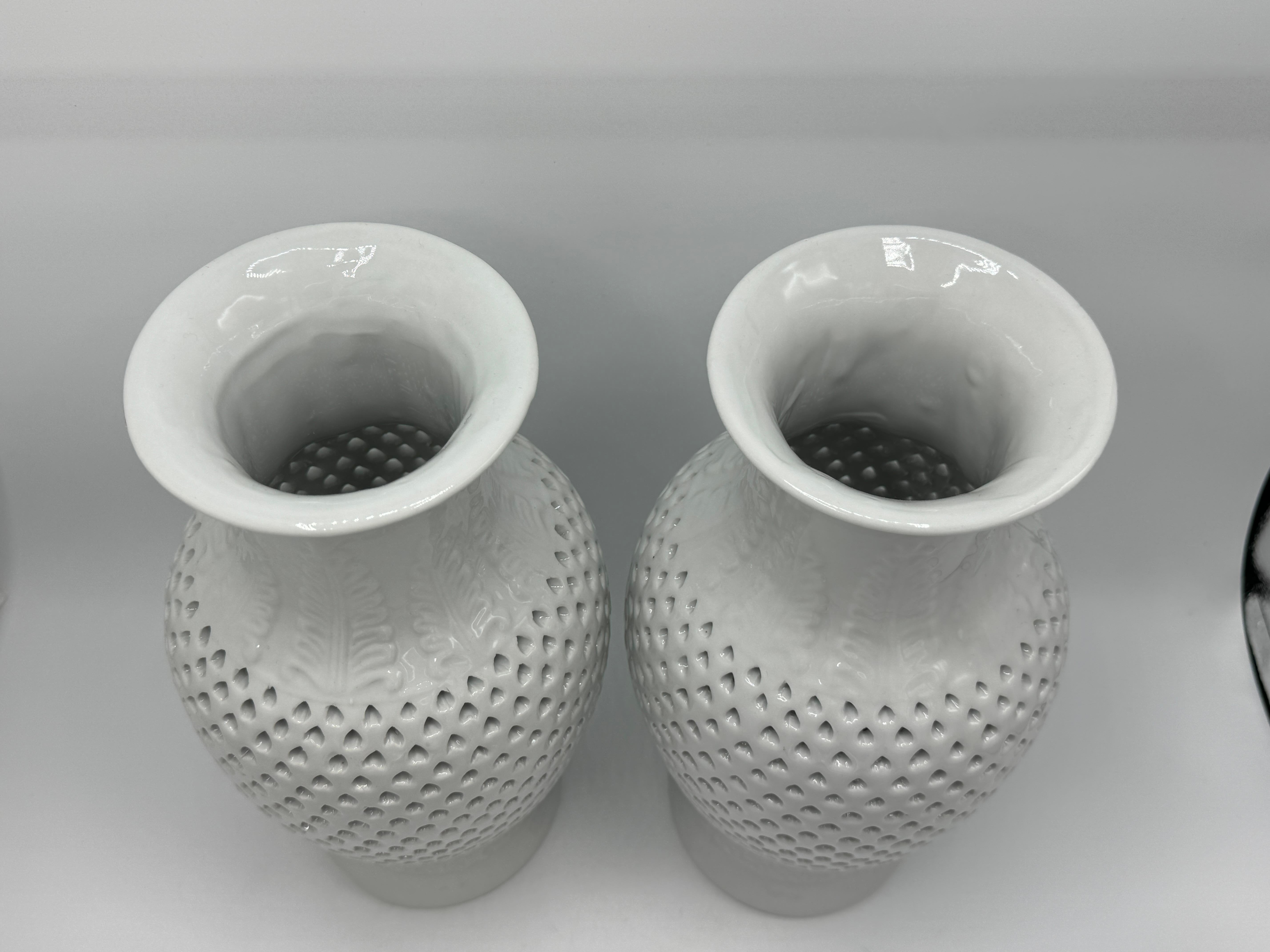 Paire de vases Urnes en porcelaine percée Blanc de Chine des années 1960 Bon état - En vente à Richmond, VA