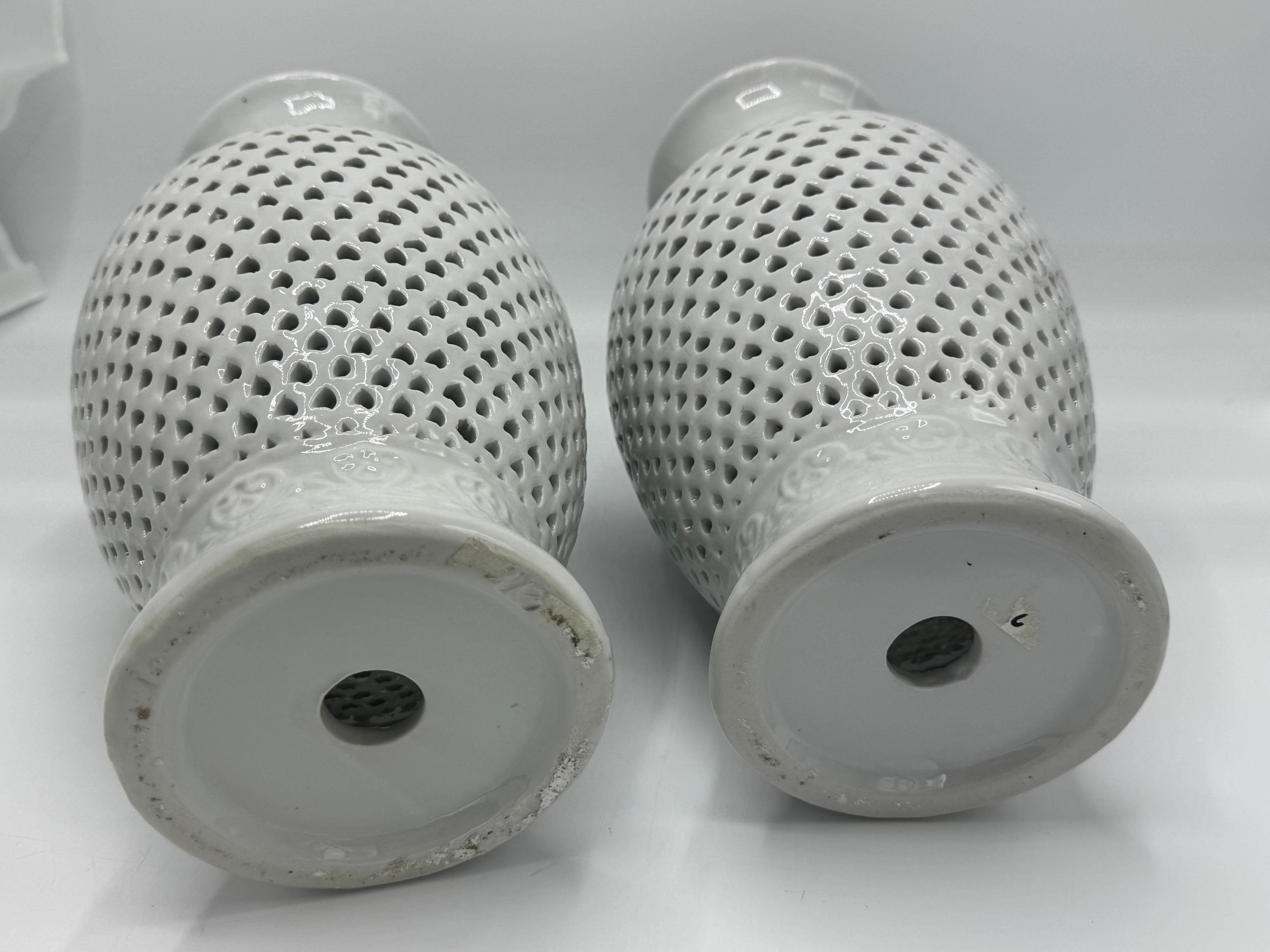 Milieu du XXe siècle Paire de vases Urnes en porcelaine percée Blanc de Chine des années 1960 en vente
