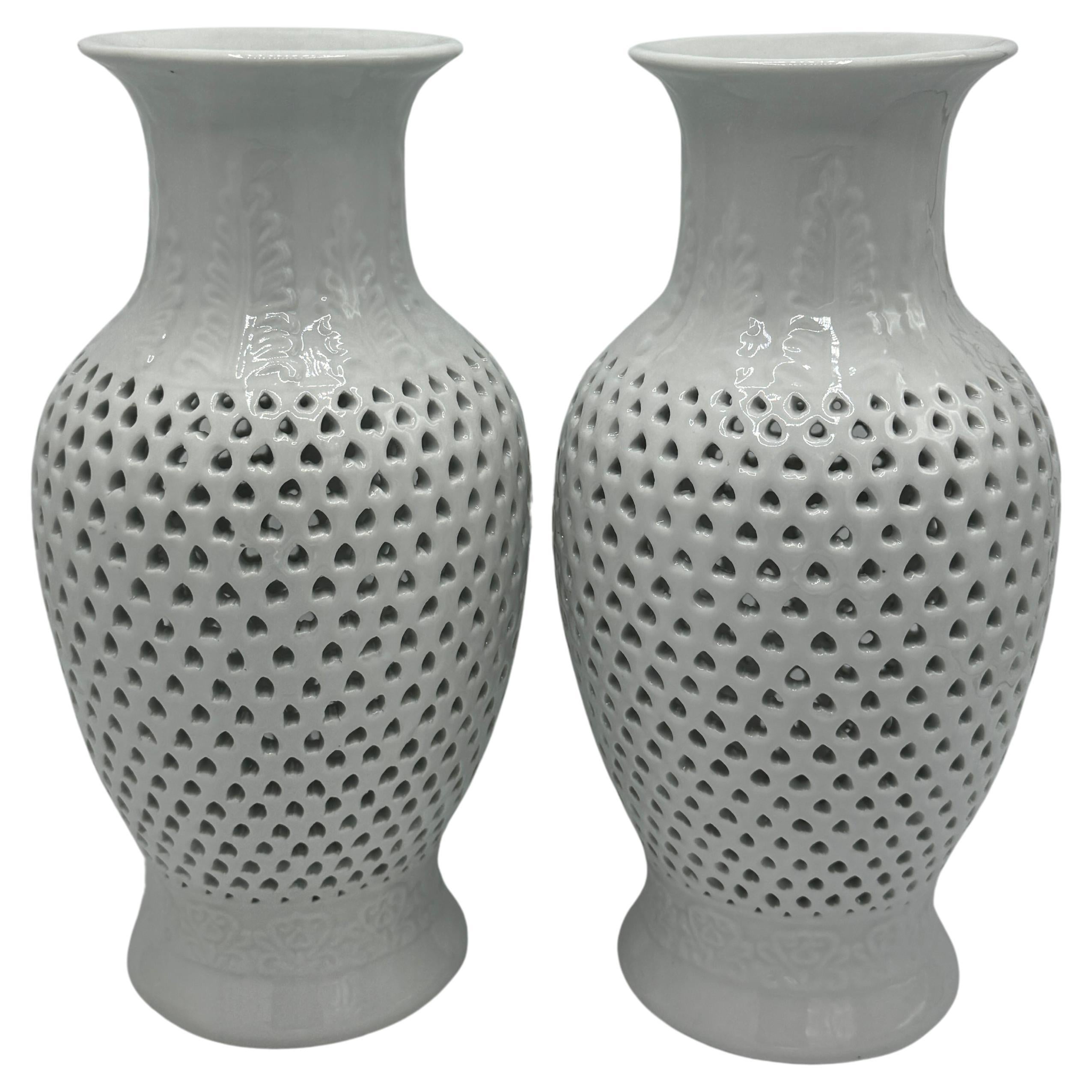 Paire de vases Urnes en porcelaine percée Blanc de Chine des années 1960