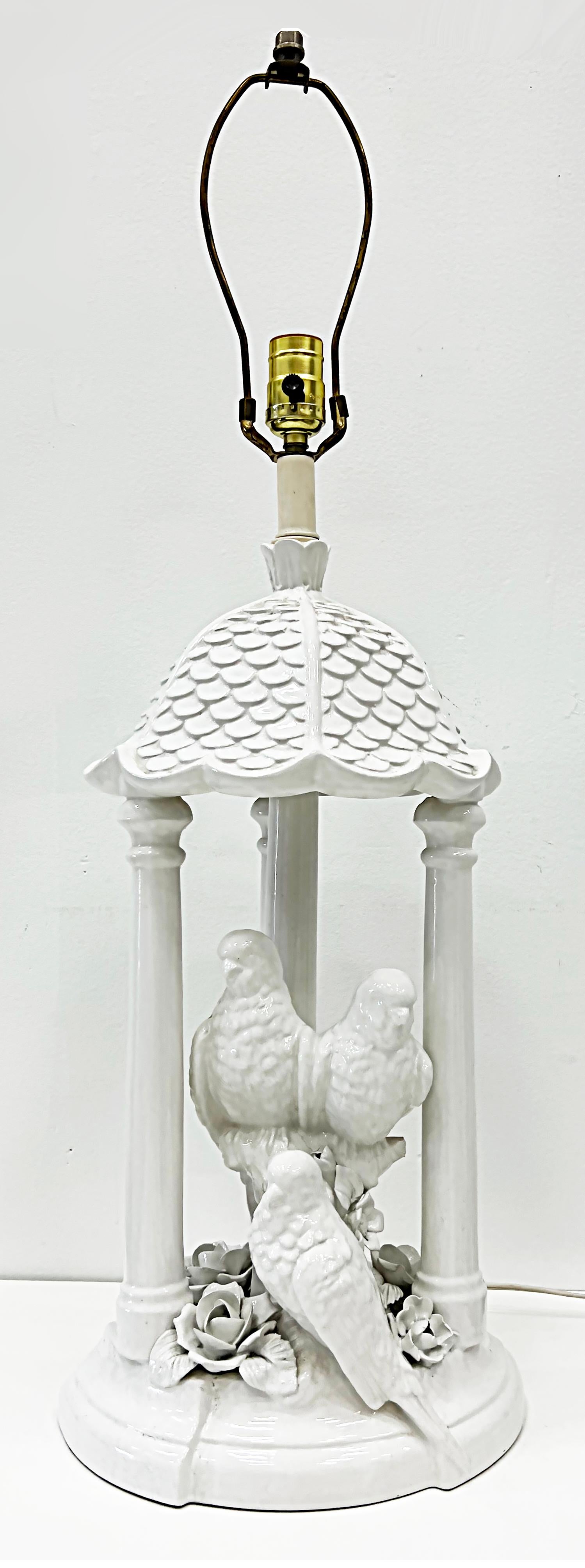lampe de table Blanc De Chine des années 1960 avec perroquets et fleurs

Nous proposons à la vente une lampe de table Blanc de Chine des années 1960, décorée de perroquets, de colonnes sous un toit de pagode et de roses. La lampe peut accueillir